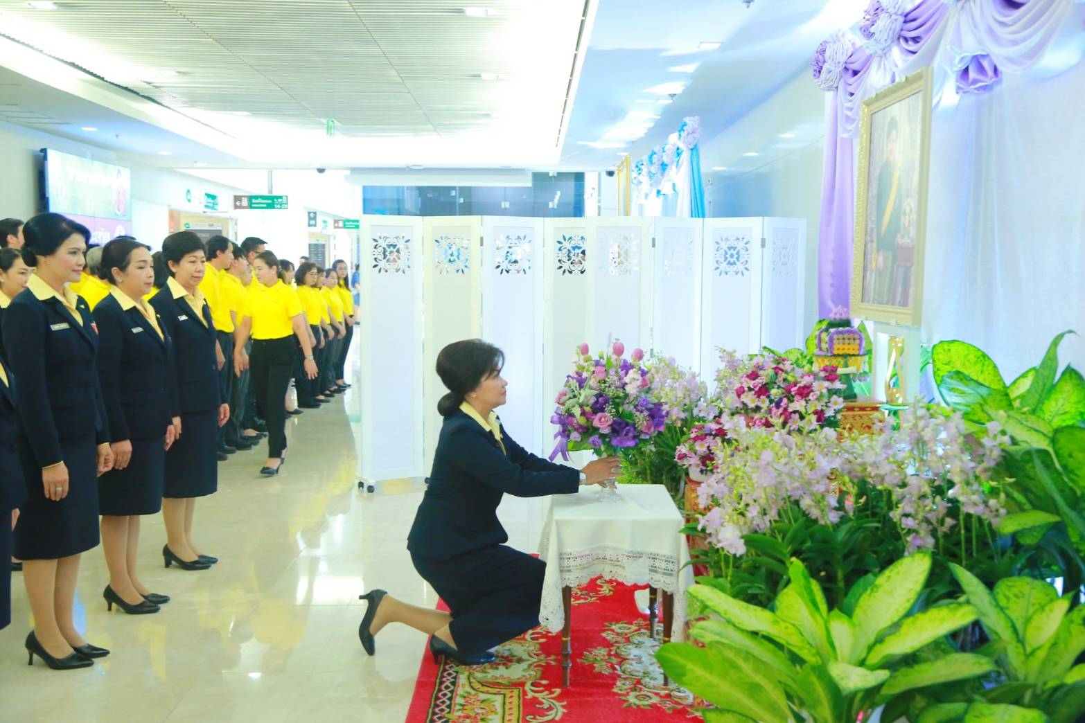 ๐๘๑ เมื่อวันที่ ๒๑ พฤษภาคม ๒๕๖๒ คุณรมิดา อินทรเจริญ นายกสมาคมภริยาฯ นำคณะกรรมการสมาคมฯ ทอดถวายแจกันดอกไม้สด ถวายพระพร ฯ