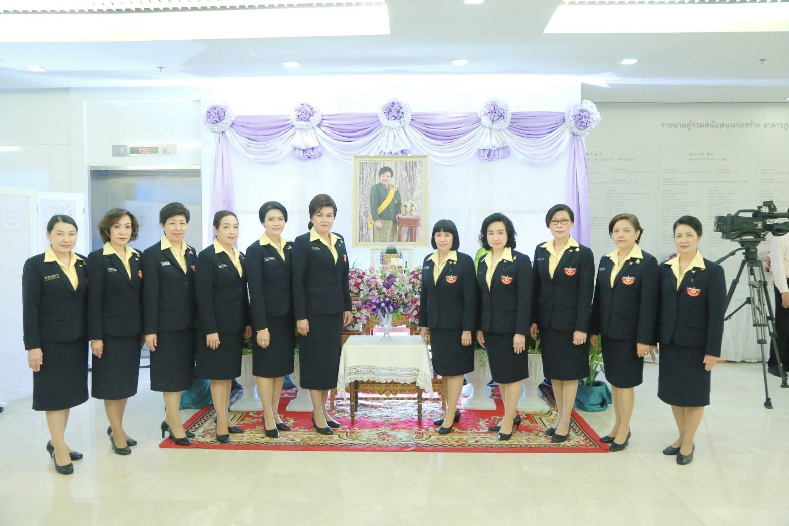 ๐๘๑ เมื่อวันที่ ๒๑ พฤษภาคม ๒๕๖๒ คุณรมิดา อินทรเจริญ นายกสมาคมภริยาฯ นำคณะกรรมการสมาคมฯ ทอดถวายแจกันดอกไม้สด ถวายพระพร ฯ