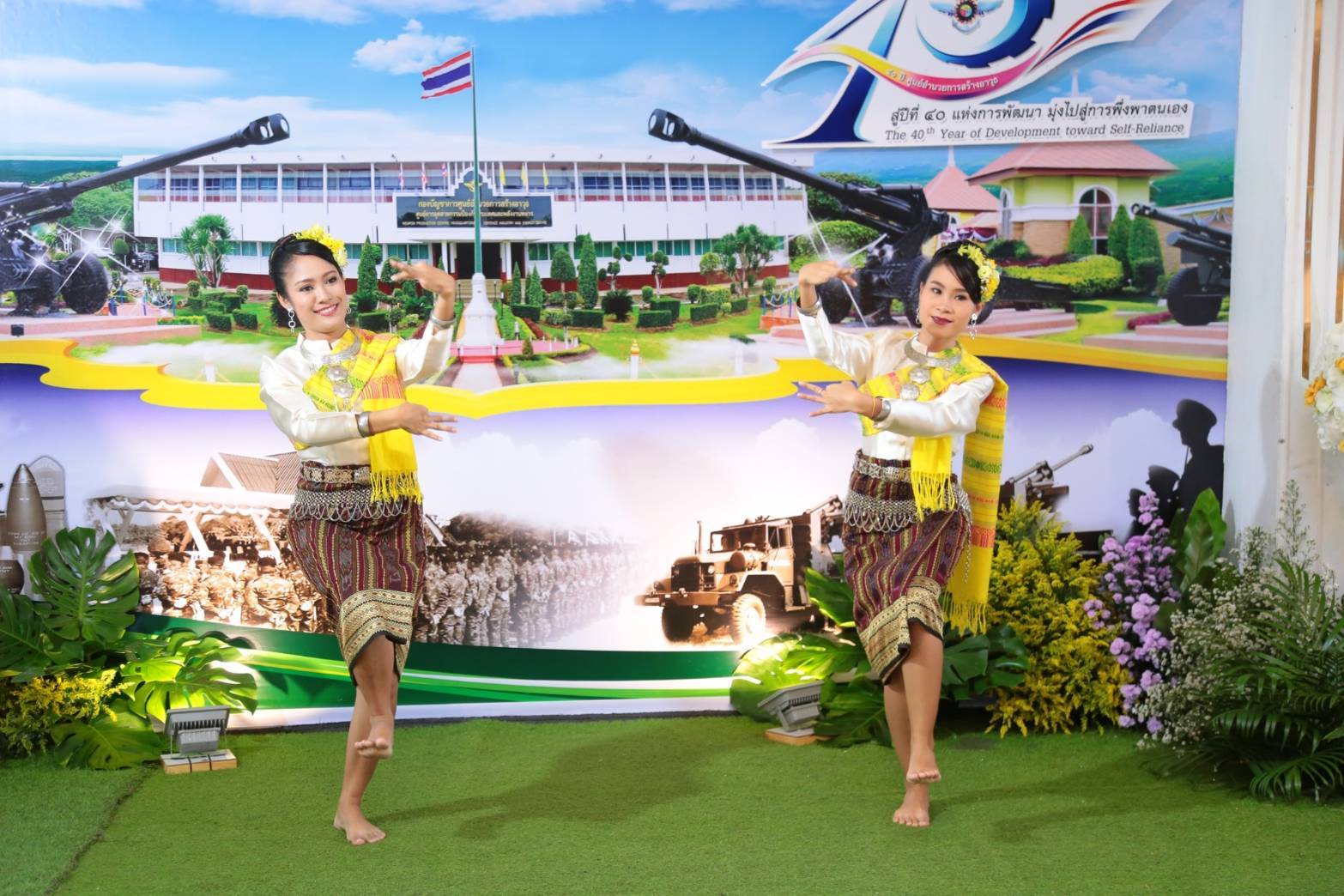 ๑๒๑ เมื่อวันที่ ๑๘ กันยายน ๒๕๖๒ นายกสมาคมภริยาฯ พร้อมด้วยคณะกรรมการฯ ร่วมงานวันคล้ายวันสถาปนาศูนย์อำนวยการสร้างอาวุธ ศูนย์การอุตสาหกรรมป้องกันประเทศและพลังงานทหาร ครบรอบปีที่๔๐ ณ ศูนย์อำนวยการสร้างอาวุธ ศูนย์การอุตสาหกรรมป้องกันประเทศและพลังงานทหาร จ.ลพบุรี