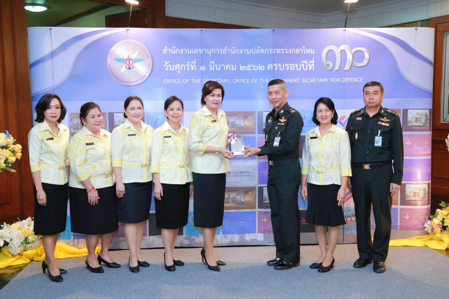 ๐๖๐ เมื่อวันที่ ๑ มีนาคม ๒๕๖๒ คุณรมิดา อินทรเจริญ นายกสมาคมภริยาฯ พร้อมด้วยคณะกรรมการสมาคมฯ ร่วมงานวันคล้ายวันสถาปนาสำนักงานเลขานุการสำนักงานปลัดกระทรวงกลาโหม ครบรอบ ๓๐ ปี ณ ห้องพินิตประชานาถ ในศาลาว่าการกลาโหม กรุงเทพฯ