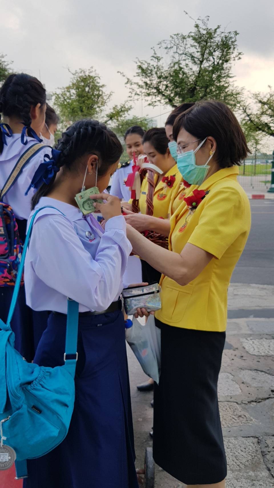 ๐๕๐ เมื่อวันที่ ๑ กุมภาพันธ์ ๒๕๖๒ สมาคมภริยาฯ จัดกิจกรรมจำหน่ายดอกป๊อปปี้ ภายในศาลาว่าการกลาโหม และแหล่งชุมชนโดยรอบ เพื่อนำรายได้ไปมอบให้มูลนิธิสงเคราะห์ครอบครัวทหารผ่านศึก นำไปช่วยเหลือทหารผ่านศึกและครอบครัวตลอดจนสาธารณกุศลต่างๆ