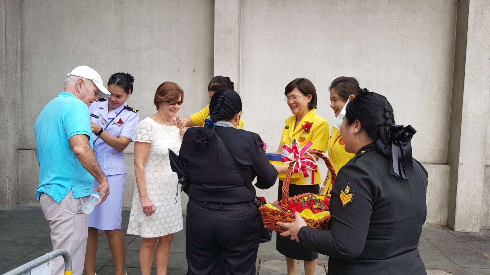 ๐๕๐ เมื่อวันที่ ๑ กุมภาพันธ์ ๒๕๖๒ สมาคมภริยาฯ จัดกิจกรรมจำหน่ายดอกป๊อปปี้ ภายในศาลาว่าการกลาโหม และแหล่งชุมชนโดยรอบ เพื่อนำรายได้ไปมอบให้มูลนิธิสงเคราะห์ครอบครัวทหารผ่านศึก นำไปช่วยเหลือทหารผ่านศึกและครอบครัวตลอดจนสาธารณกุศลต่างๆ