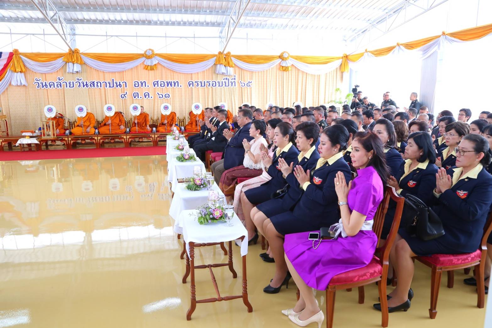 ๐๐๓ เมื่อวันที่ ๙ ตุลาคม ๒๕๖๑ นายกสมาคมภริยาฯ พร้อมด้วยคณะกรรมการสมาคมฯ ร่วมงานวันคล้ายวันสถาปนากรมการอุตสาหกรรมทหาร ศูนย์การอุตสาหกรรมป้องกันประเทศและพลังงานทหาร ครบรอบปีที่ ๖๕ ณ หอพระพุทธชินราช ชั้น ๘ กรมการอุตสาหกรรมทหารฯ (เกียกกาย) กรุงเทพฯ