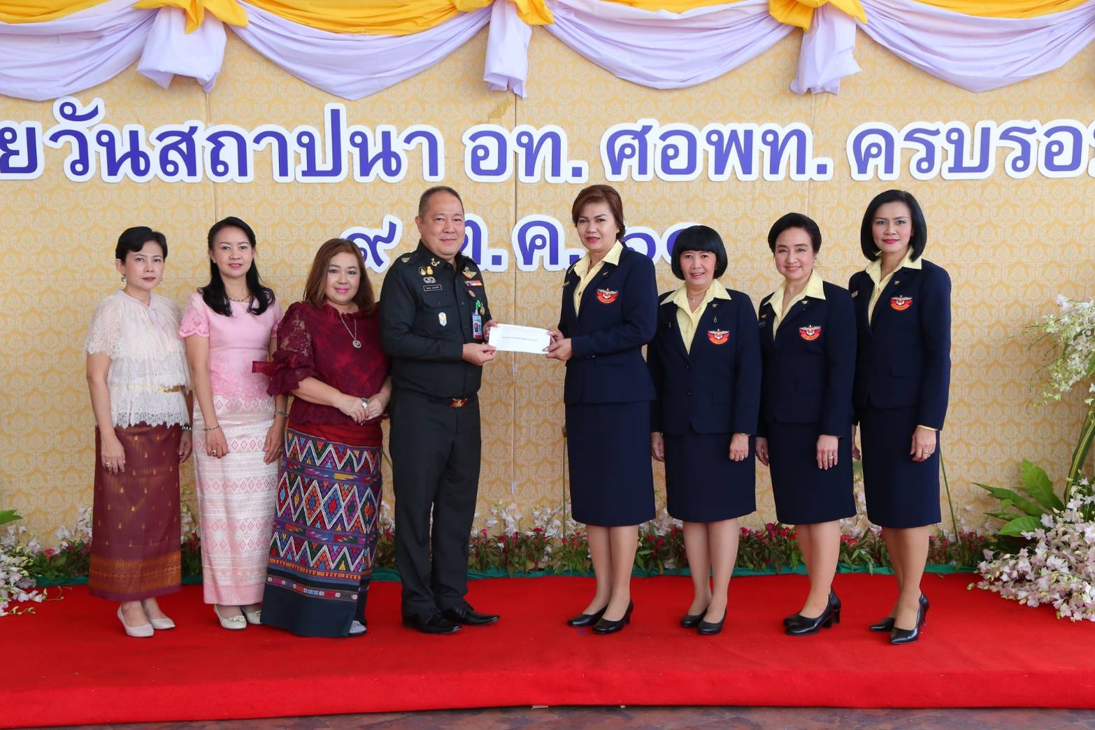 ๐๐๓ เมื่อวันที่ ๙ ตุลาคม ๒๕๖๑ นายกสมาคมภริยาฯ พร้อมด้วยคณะกรรมการสมาคมฯ ร่วมงานวันคล้ายวันสถาปนากรมการอุตสาหกรรมทหาร ศูนย์การอุตสาหกรรมป้องกันประเทศและพลังงานทหาร ครบรอบปีที่ ๖๕ ณ หอพระพุทธชินราช ชั้น ๘ กรมการอุตสาหกรรมทหารฯ (เกียกกาย) กรุงเทพฯ