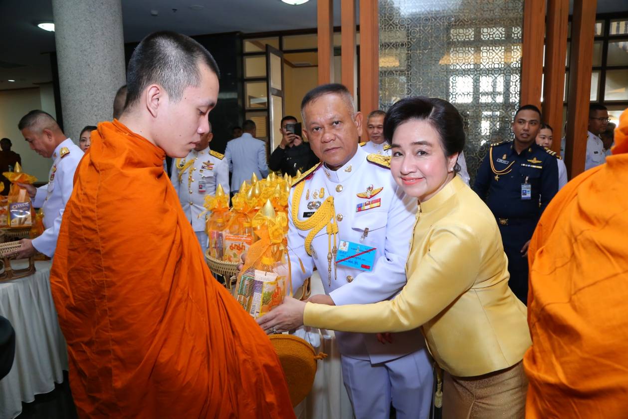 ๐๐๖ เมื่อวันที่ ๑๓ ตุลาคม ๒๕๖๑ นายกสมาคมภริยาฯ พร้อมด้วยคณะกรรมการฯ ร่วมพิธีทำบุญตักบาตร และพิธีสวดพระพุทธมนต์ถวายเป็นพระราชกุศล แด่พระบาทสมเด็จพระปรมินทรมหาภูมิพลอดุลยเดช บรมนาถบพิตร เนื่องในโอกาสคล้ายวันสวรรคต ณ ศาลาว่าการกลาโหม กรุงเทพฯ