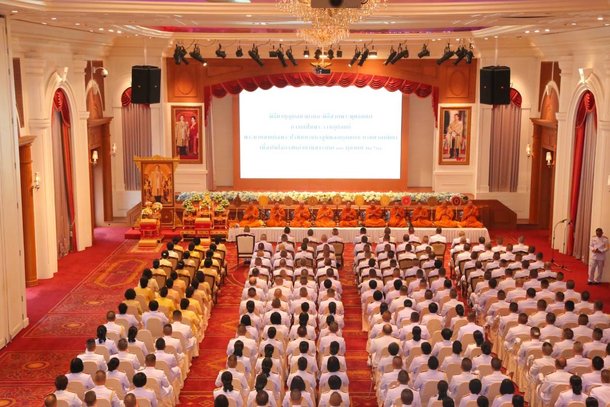 ๐๐๖ เมื่อวันที่ ๑๓ ตุลาคม ๒๕๖๑ นายกสมาคมภริยาฯ พร้อมด้วยคณะกรรมการฯ ร่วมพิธีทำบุญตักบาตร และพิธีสวดพระพุทธมนต์ถวายเป็นพระราชกุศล แด่พระบาทสมเด็จพระปรมินทรมหาภูมิพลอดุลยเดช บรมนาถบพิตร เนื่องในโอกาสคล้ายวันสวรรคต ณ ศาลาว่าการกลาโหม กรุงเทพฯ