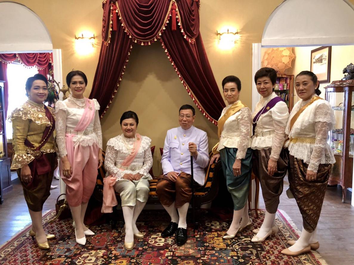๐๓๑ เมื่อวันที่ ๙ ธันวาคม ๒๕๖๑ นายกสมาคมภริยาฯ พร้อมด้วยคณะกรรมการฯ ร่วมรับเสด็จสมเด็จพระเจ้าอยู่หัวมหาวชิราลงกรณ บดินทรเทพยวรางกูร ทรงเปิดงานอุ่นไอรัก คลายความหนาว "สายน้ำแห่งรัตนโกสินทร์" ณ พระลานพระราชวังดุสิตและสนามเสือป่า