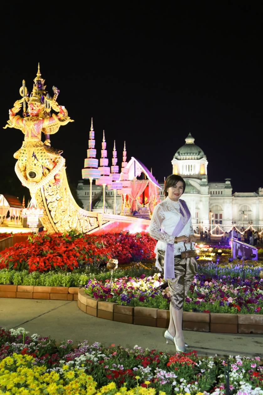 ๐๓๑ เมื่อวันที่ ๙ ธันวาคม ๒๕๖๑ นายกสมาคมภริยาฯ พร้อมด้วยคณะกรรมการฯ ร่วมรับเสด็จสมเด็จพระเจ้าอยู่หัวมหาวชิราลงกรณ บดินทรเทพยวรางกูร ทรงเปิดงานอุ่นไอรัก คลายความหนาว "สายน้ำแห่งรัตนโกสินทร์" ณ พระลานพระราชวังดุสิตและสนามเสือป่า