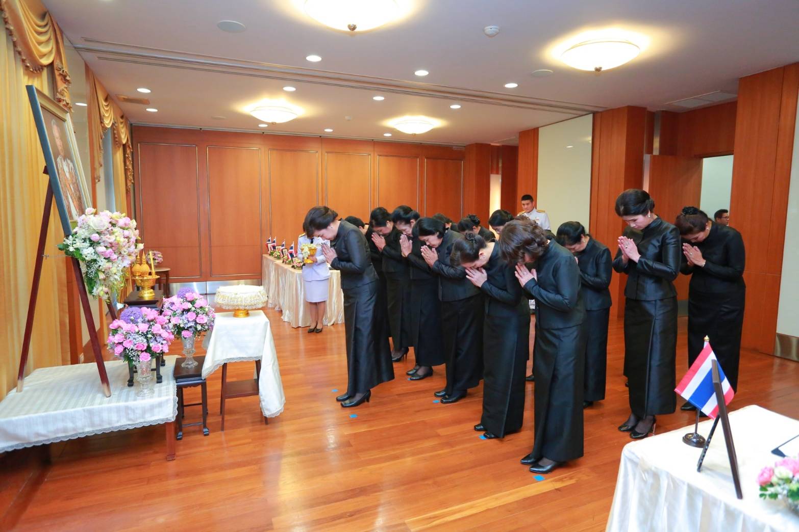 ๐๘๔ เมื่อวันที่ ๓๑ พฤษภาคม ๒๕๖๒ คุณรมิดา อินทรเจริญ นายกสมาคมภริยาฯ นำคณะกรรมการสมาคมฯ ลงนามไว้อาลัย พลเอกเปรม ติณสูลานนท์ ประธานองคมนตรีและรัฐบุรุษ ณ ห้องรับรอง ทำเนียบองคมนตรี เขตพระนคร กรุงเทพฯ
