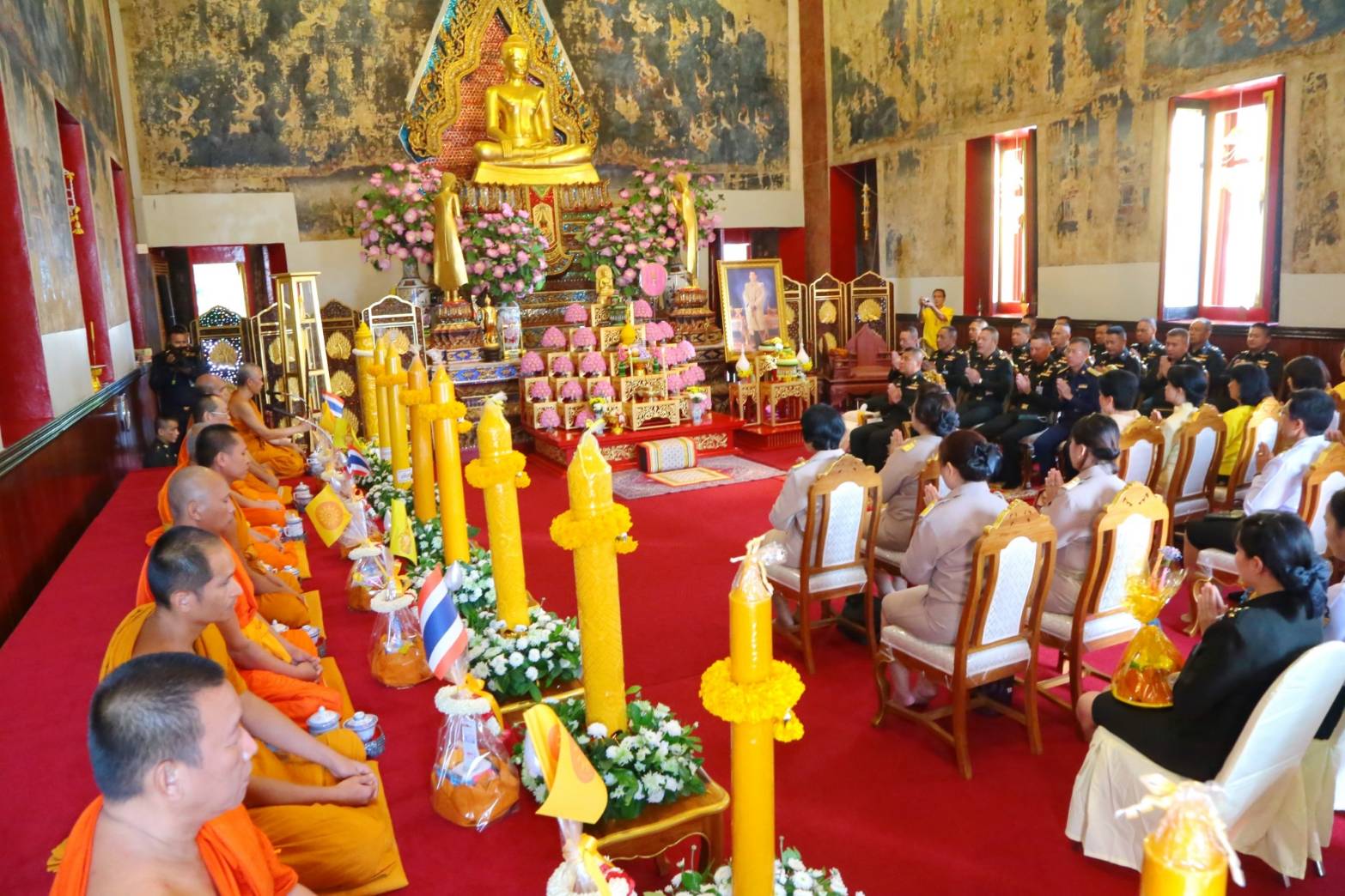 ๐๙๕ เมื่อวันที่ ๑๕ กรกฎาคม ๒๕๖๒ คุณนวลจันทร์ พูนสวัสดิ์ เป็นผู้แทนนายกสมาคมภริยาฯ พร้อมด้วยคณะกรรมการสมาคมฯ ร่วมกิจกรรมส่งเสริมคุณธรรม จริยธรรม เนื่องในเทศกาลอาสาฬหบูชาและเขัาพรรษา ประจำปี ๒๕๖๒ ณ วัดชิโนรสาราม วรวิหาร เขตบางกอกน้อย กรุงเทพฯ