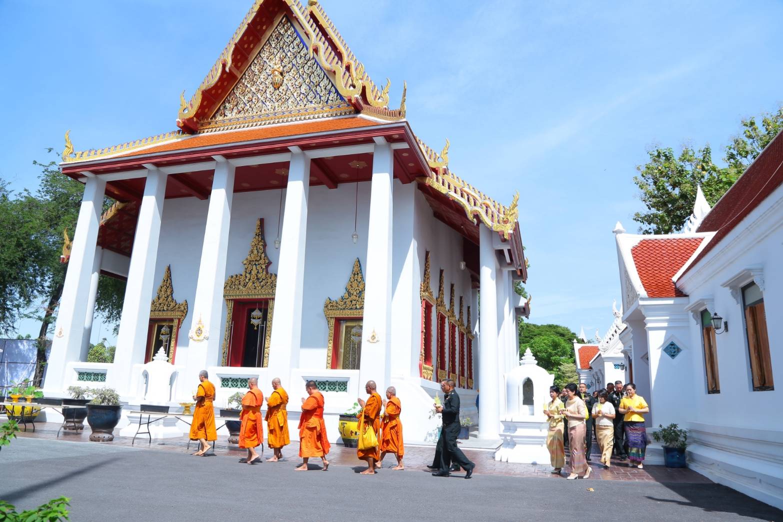 ๐๙๕ เมื่อวันที่ ๑๕ กรกฎาคม ๒๕๖๒ คุณนวลจันทร์ พูนสวัสดิ์ เป็นผู้แทนนายกสมาคมภริยาฯ พร้อมด้วยคณะกรรมการสมาคมฯ ร่วมกิจกรรมส่งเสริมคุณธรรม จริยธรรม เนื่องในเทศกาลอาสาฬหบูชาและเขัาพรรษา ประจำปี ๒๕๖๒ ณ วัดชิโนรสาราม วรวิหาร เขตบางกอกน้อย กรุงเทพฯ
