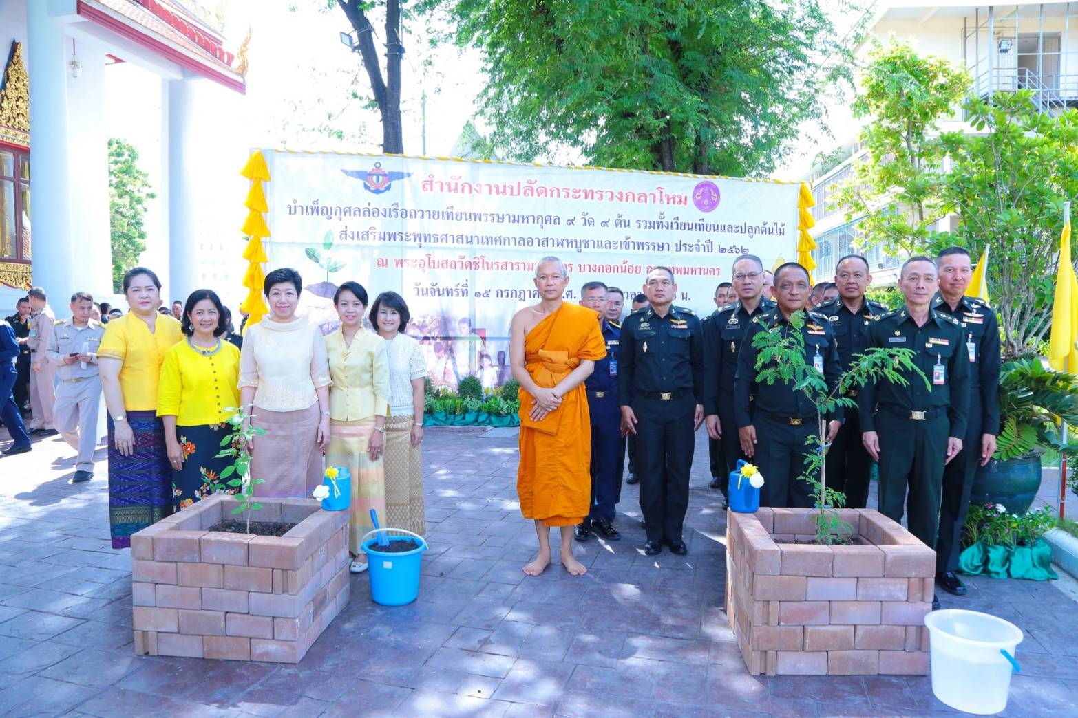 ๐๙๕ เมื่อวันที่ ๑๕ กรกฎาคม ๒๕๖๒ คุณนวลจันทร์ พูนสวัสดิ์ เป็นผู้แทนนายกสมาคมภริยาฯ พร้อมด้วยคณะกรรมการสมาคมฯ ร่วมกิจกรรมส่งเสริมคุณธรรม จริยธรรม เนื่องในเทศกาลอาสาฬหบูชาและเขัาพรรษา ประจำปี ๒๕๖๒ ณ วัดชิโนรสาราม วรวิหาร เขตบางกอกน้อย กรุงเทพฯ