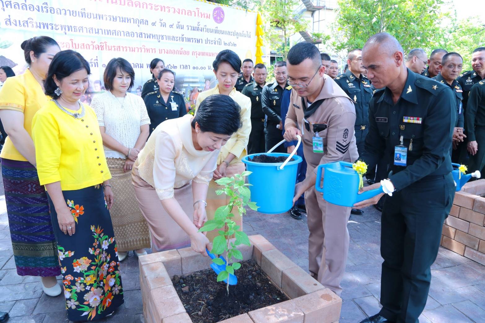 ๐๙๕ เมื่อวันที่ ๑๕ กรกฎาคม ๒๕๖๒ คุณนวลจันทร์ พูนสวัสดิ์ เป็นผู้แทนนายกสมาคมภริยาฯ พร้อมด้วยคณะกรรมการสมาคมฯ ร่วมกิจกรรมส่งเสริมคุณธรรม จริยธรรม เนื่องในเทศกาลอาสาฬหบูชาและเขัาพรรษา ประจำปี ๒๕๖๒ ณ วัดชิโนรสาราม วรวิหาร เขตบางกอกน้อย กรุงเทพฯ