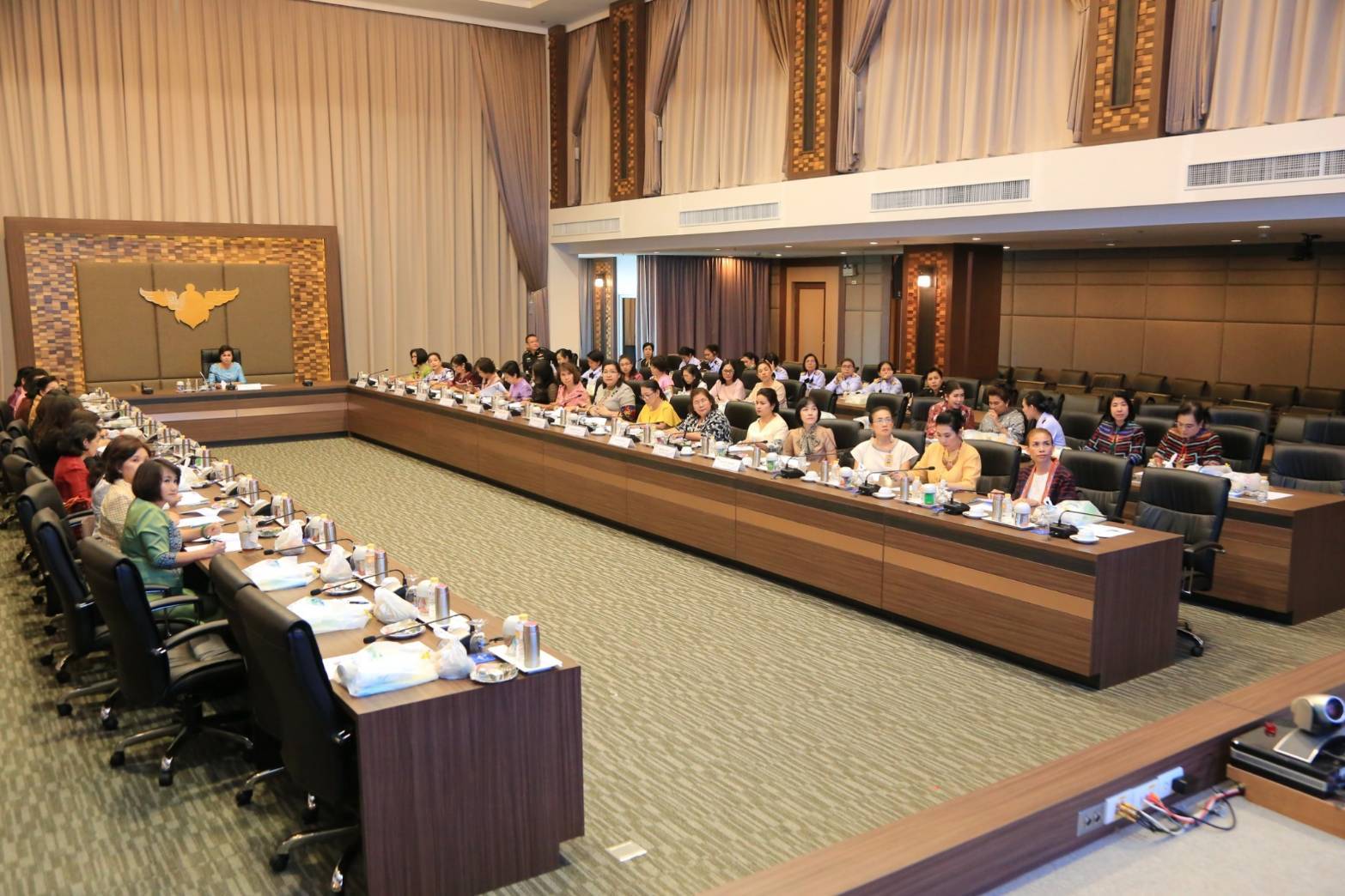 ๐๖๓ เมื่อวันที่ ๑๓ มีนาคม ๒๕๖๒ นายกสมาคมภริยาฯ เป็นประธานการประชุมคณะกรรมการสมาคมภริยาฯ ครั้งที่ ๒/๒๕๖๒ ณ ห้องประชุมชั้น ๖ อาคารสำนักงานปลัดกระทรวงกลาโหม พื้นที่ถนนศรีสมาน จังหวัดนนทบุรี