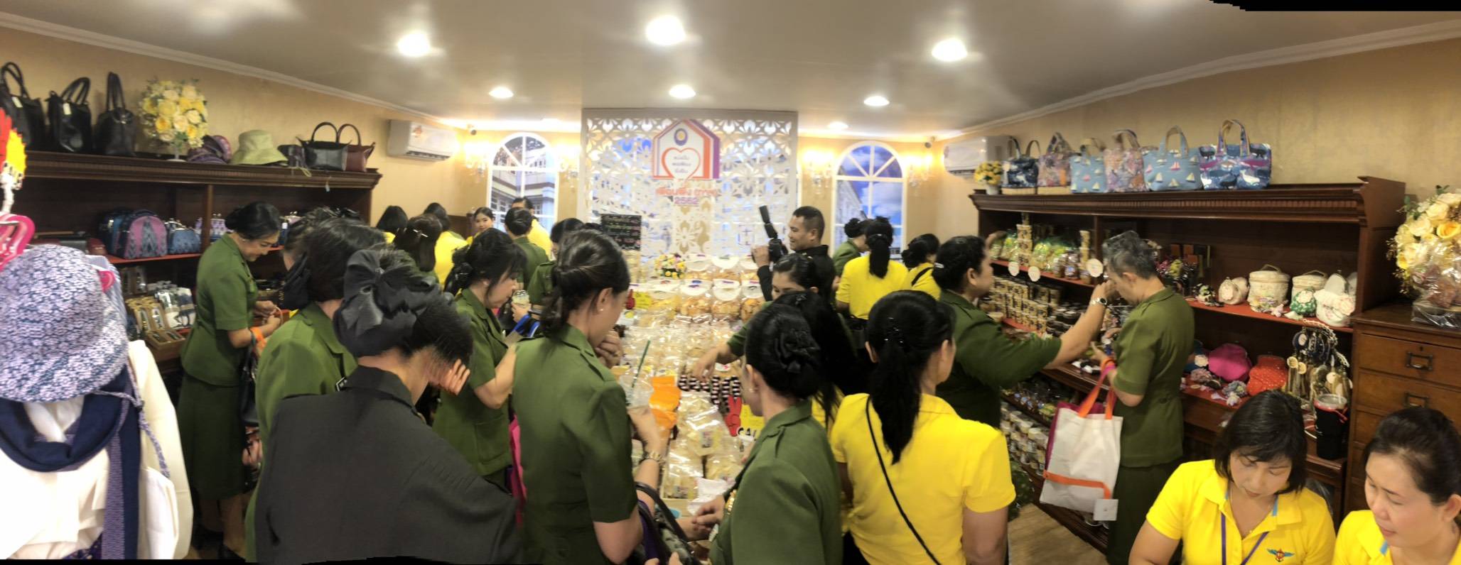 ๐๙๓ สมาคมภริยาฯ ร่วมออกร้านจำหน่ายสินค้าราคาถูกในงาน"เพื่อนพึ่ง (ภา) ๒๕๖๒" ระหว่างวันที่ ๕-๑๔ กรกฎาคม ๒๕๖๒ ที่ผ่านมา ในการนี้ คุณรมิดา อินทรเจริญ นายกสมาคมภริยาฯ และคณะกรรมการสมาคมฯ ผลัดเปลี่ยนมาเยี่ยมชม และช่วยจำหน่ายสินค้าฯ นอกจากนี้ยังได้เข้าร่วมกิจกรรมต่างๆ ของมูลนิธิเพื่อนพึ่ง(ภา) อาทิ กิจกรรมถวายพระพร ฯลฯ