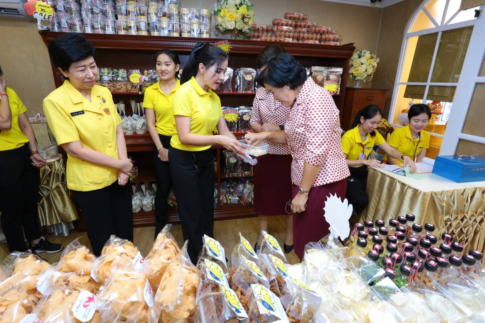 ๐๙๓ สมาคมภริยาฯ ร่วมออกร้านจำหน่ายสินค้าราคาถูกในงาน"เพื่อนพึ่ง (ภา) ๒๕๖๒" ระหว่างวันที่ ๕-๑๔ กรกฎาคม ๒๕๖๒ ที่ผ่านมา ในการนี้ คุณรมิดา อินทรเจริญ นายกสมาคมภริยาฯ และคณะกรรมการสมาคมฯ ผลัดเปลี่ยนมาเยี่ยมชม และช่วยจำหน่ายสินค้าฯ นอกจากนี้ยังได้เข้าร่วมกิจกรรมต่างๆ ของมูลนิธิเพื่อนพึ่ง(ภา) อาทิ กิจกรรมถวายพระพร ฯลฯ