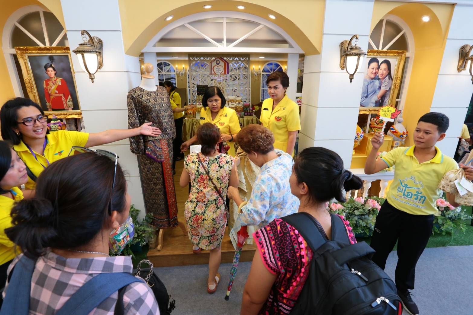 ๐๙๓ สมาคมภริยาฯ ร่วมออกร้านจำหน่ายสินค้าราคาถูกในงาน"เพื่อนพึ่ง (ภา) ๒๕๖๒" ระหว่างวันที่ ๕-๑๔ กรกฎาคม ๒๕๖๒ ที่ผ่านมา ในการนี้ คุณรมิดา อินทรเจริญ นายกสมาคมภริยาฯ และคณะกรรมการสมาคมฯ ผลัดเปลี่ยนมาเยี่ยมชม และช่วยจำหน่ายสินค้าฯ นอกจากนี้ยังได้เข้าร่วมกิจกรรมต่างๆ ของมูลนิธิเพื่อนพึ่ง(ภา) อาทิ กิจกรรมถวายพระพร ฯลฯ