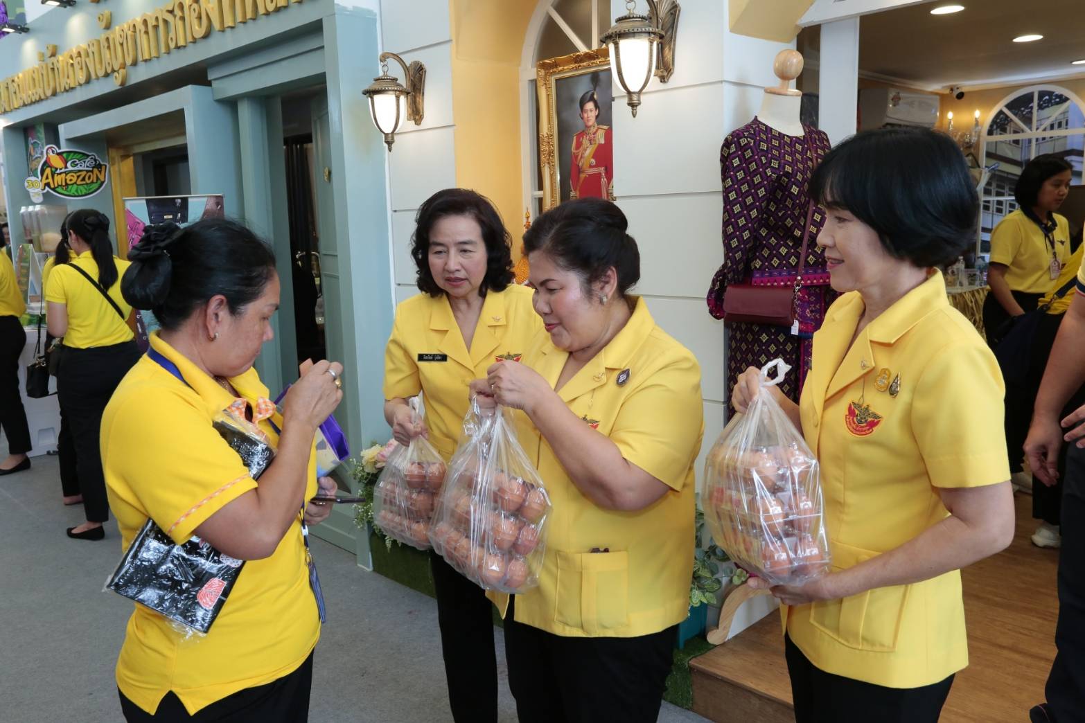 ๐๙๓ สมาคมภริยาฯ ร่วมออกร้านจำหน่ายสินค้าราคาถูกในงาน"เพื่อนพึ่ง (ภา) ๒๕๖๒" ระหว่างวันที่ ๕-๑๔ กรกฎาคม ๒๕๖๒ ที่ผ่านมา ในการนี้ คุณรมิดา อินทรเจริญ นายกสมาคมภริยาฯ และคณะกรรมการสมาคมฯ ผลัดเปลี่ยนมาเยี่ยมชม และช่วยจำหน่ายสินค้าฯ นอกจากนี้ยังได้เข้าร่วมกิจกรรมต่างๆ ของมูลนิธิเพื่อนพึ่ง(ภา) อาทิ กิจกรรมถวายพระพร ฯลฯ