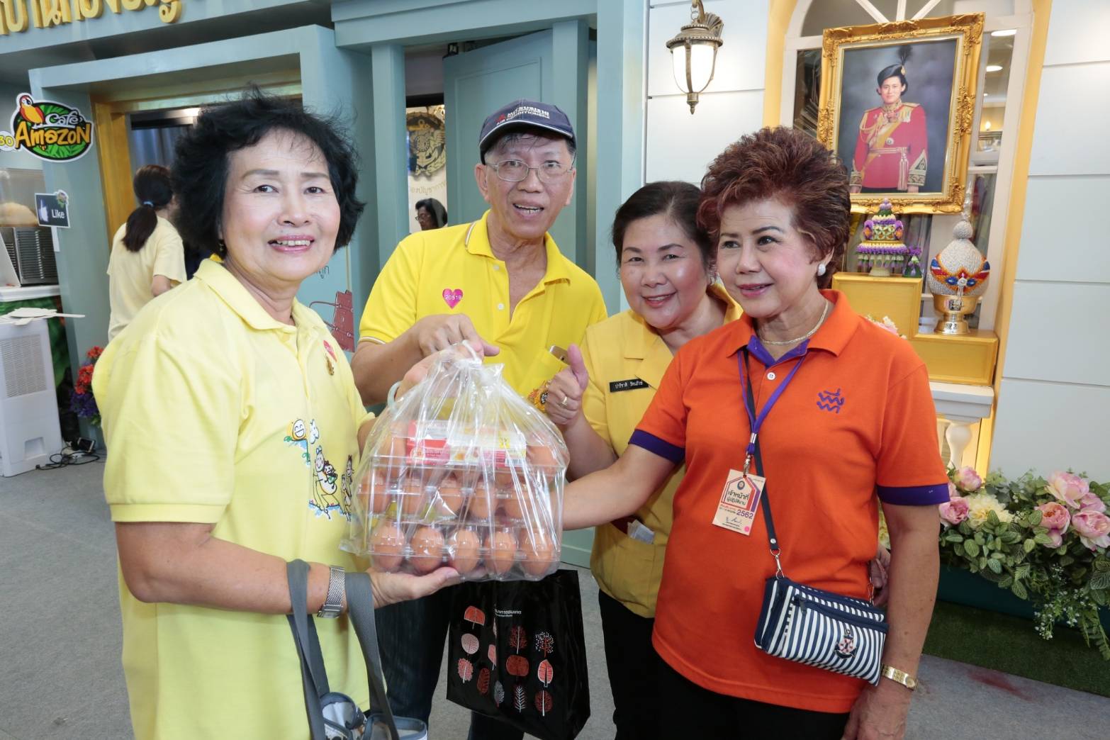 ๐๙๓ สมาคมภริยาฯ ร่วมออกร้านจำหน่ายสินค้าราคาถูกในงาน"เพื่อนพึ่ง (ภา) ๒๕๖๒" ระหว่างวันที่ ๕-๑๔ กรกฎาคม ๒๕๖๒ ที่ผ่านมา ในการนี้ คุณรมิดา อินทรเจริญ นายกสมาคมภริยาฯ และคณะกรรมการสมาคมฯ ผลัดเปลี่ยนมาเยี่ยมชม และช่วยจำหน่ายสินค้าฯ นอกจากนี้ยังได้เข้าร่วมกิจกรรมต่างๆ ของมูลนิธิเพื่อนพึ่ง(ภา) อาทิ กิจกรรมถวายพระพร ฯลฯ