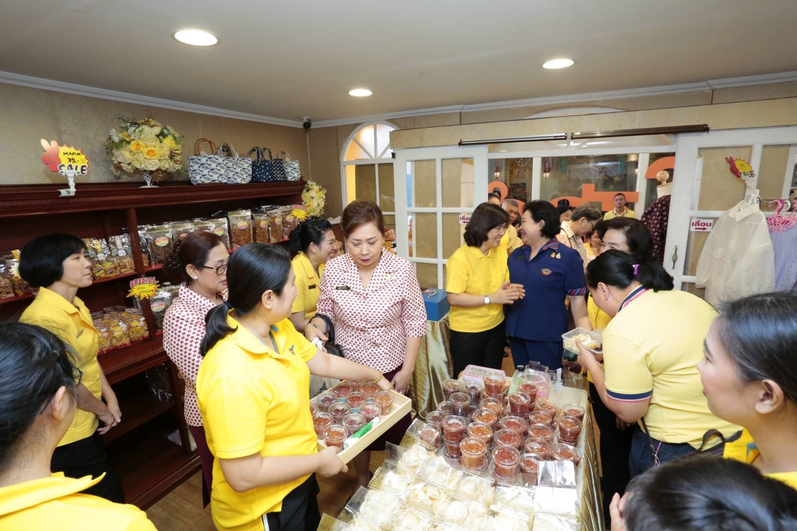 ๐๙๓ สมาคมภริยาฯ ร่วมออกร้านจำหน่ายสินค้าราคาถูกในงาน"เพื่อนพึ่ง (ภา) ๒๕๖๒" ระหว่างวันที่ ๕-๑๔ กรกฎาคม ๒๕๖๒ ที่ผ่านมา ในการนี้ คุณรมิดา อินทรเจริญ นายกสมาคมภริยาฯ และคณะกรรมการสมาคมฯ ผลัดเปลี่ยนมาเยี่ยมชม และช่วยจำหน่ายสินค้าฯ นอกจากนี้ยังได้เข้าร่วมกิจกรรมต่างๆ ของมูลนิธิเพื่อนพึ่ง(ภา) อาทิ กิจกรรมถวายพระพร ฯลฯ
