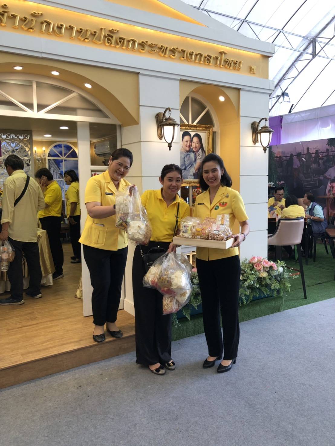 ๐๙๓ สมาคมภริยาฯ ร่วมออกร้านจำหน่ายสินค้าราคาถูกในงาน"เพื่อนพึ่ง (ภา) ๒๕๖๒" ระหว่างวันที่ ๕-๑๔ กรกฎาคม ๒๕๖๒ ที่ผ่านมา ในการนี้ คุณรมิดา อินทรเจริญ นายกสมาคมภริยาฯ และคณะกรรมการสมาคมฯ ผลัดเปลี่ยนมาเยี่ยมชม และช่วยจำหน่ายสินค้าฯ นอกจากนี้ยังได้เข้าร่วมกิจกรรมต่างๆ ของมูลนิธิเพื่อนพึ่ง(ภา) อาทิ กิจกรรมถวายพระพร ฯลฯ