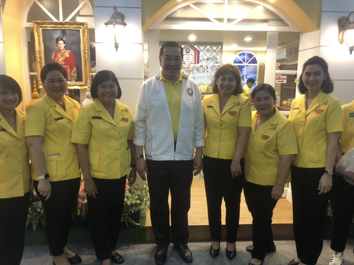 ๐๙๓ สมาคมภริยาฯ ร่วมออกร้านจำหน่ายสินค้าราคาถูกในงาน"เพื่อนพึ่ง (ภา) ๒๕๖๒" ระหว่างวันที่ ๕-๑๔ กรกฎาคม ๒๕๖๒ ที่ผ่านมา ในการนี้ คุณรมิดา อินทรเจริญ นายกสมาคมภริยาฯ และคณะกรรมการสมาคมฯ ผลัดเปลี่ยนมาเยี่ยมชม และช่วยจำหน่ายสินค้าฯ นอกจากนี้ยังได้เข้าร่วมกิจกรรมต่างๆ ของมูลนิธิเพื่อนพึ่ง(ภา) อาทิ กิจกรรมถวายพระพร ฯลฯ