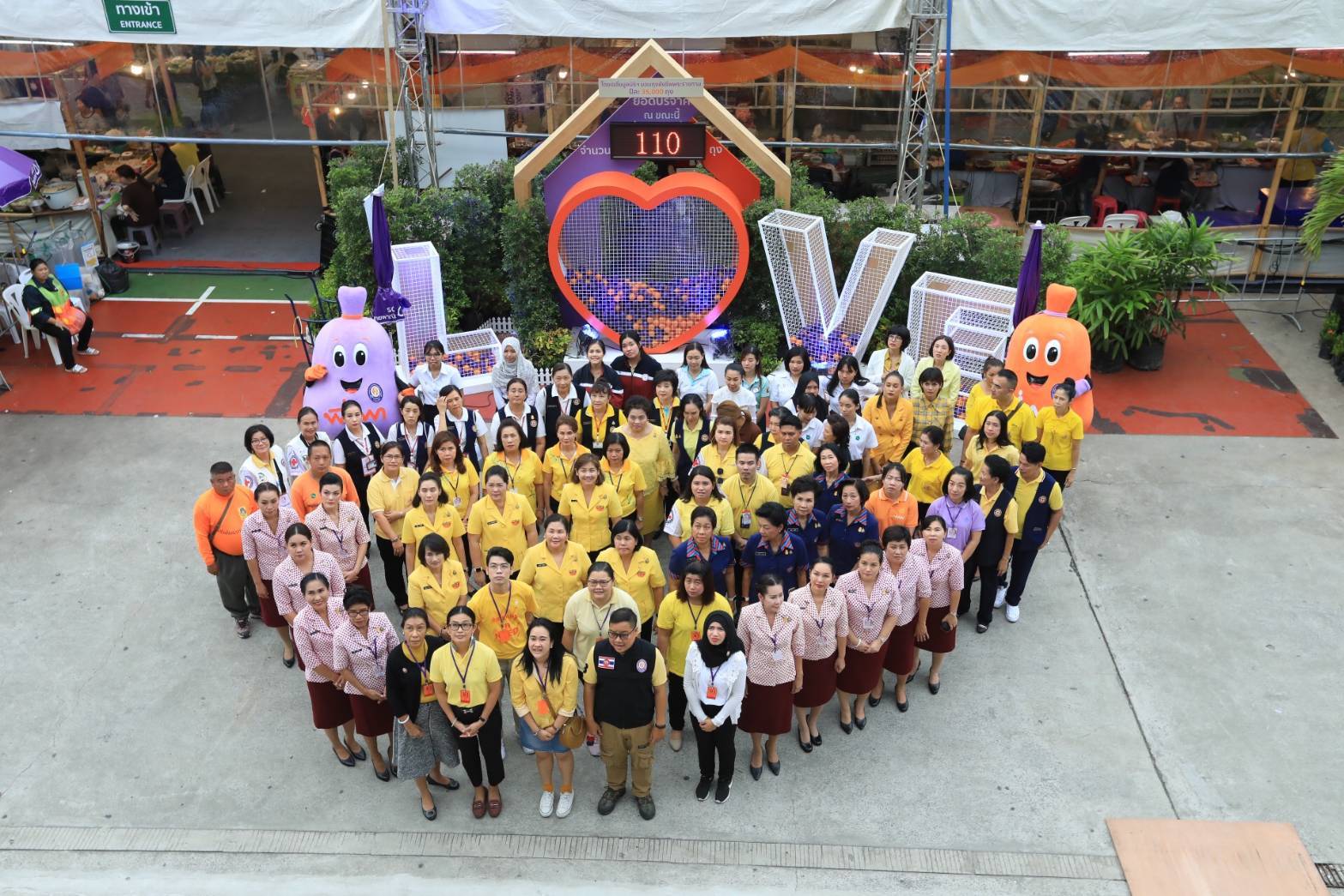 ๐๙๓ สมาคมภริยาฯ ร่วมออกร้านจำหน่ายสินค้าราคาถูกในงาน"เพื่อนพึ่ง (ภา) ๒๕๖๒" ระหว่างวันที่ ๕-๑๔ กรกฎาคม ๒๕๖๒ ที่ผ่านมา ในการนี้ คุณรมิดา อินทรเจริญ นายกสมาคมภริยาฯ และคณะกรรมการสมาคมฯ ผลัดเปลี่ยนมาเยี่ยมชม และช่วยจำหน่ายสินค้าฯ นอกจากนี้ยังได้เข้าร่วมกิจกรรมต่างๆ ของมูลนิธิเพื่อนพึ่ง(ภา) อาทิ กิจกรรมถวายพระพร ฯลฯ
