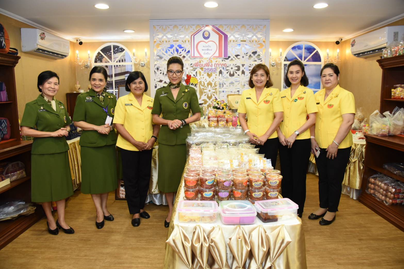 ๐๙๓ สมาคมภริยาฯ ร่วมออกร้านจำหน่ายสินค้าราคาถูกในงาน"เพื่อนพึ่ง (ภา) ๒๕๖๒" ระหว่างวันที่ ๕-๑๔ กรกฎาคม ๒๕๖๒ ที่ผ่านมา ในการนี้ คุณรมิดา อินทรเจริญ นายกสมาคมภริยาฯ และคณะกรรมการสมาคมฯ ผลัดเปลี่ยนมาเยี่ยมชม และช่วยจำหน่ายสินค้าฯ นอกจากนี้ยังได้เข้าร่วมกิจกรรมต่างๆ ของมูลนิธิเพื่อนพึ่ง(ภา) อาทิ กิจกรรมถวายพระพร ฯลฯ