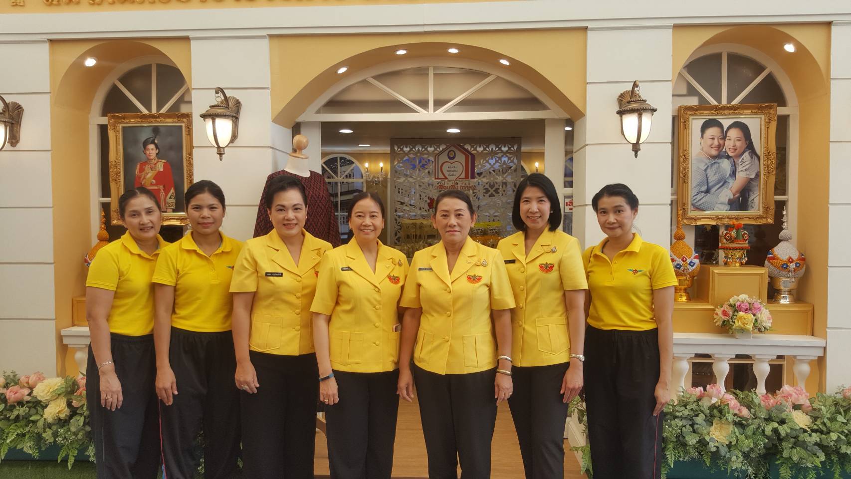 ๐๙๓ สมาคมภริยาฯ ร่วมออกร้านจำหน่ายสินค้าราคาถูกในงาน"เพื่อนพึ่ง (ภา) ๒๕๖๒" ระหว่างวันที่ ๕-๑๔ กรกฎาคม ๒๕๖๒ ที่ผ่านมา ในการนี้ คุณรมิดา อินทรเจริญ นายกสมาคมภริยาฯ และคณะกรรมการสมาคมฯ ผลัดเปลี่ยนมาเยี่ยมชม และช่วยจำหน่ายสินค้าฯ นอกจากนี้ยังได้เข้าร่วมกิจกรรมต่างๆ ของมูลนิธิเพื่อนพึ่ง(ภา) อาทิ กิจกรรมถวายพระพร ฯลฯ
