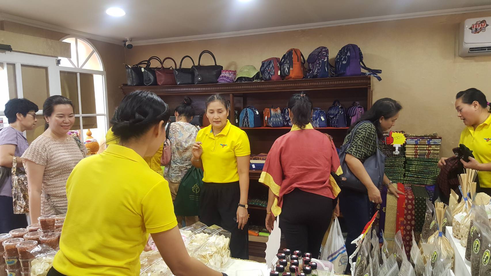 ๐๙๓ สมาคมภริยาฯ ร่วมออกร้านจำหน่ายสินค้าราคาถูกในงาน"เพื่อนพึ่ง (ภา) ๒๕๖๒" ระหว่างวันที่ ๕-๑๔ กรกฎาคม ๒๕๖๒ ที่ผ่านมา ในการนี้ คุณรมิดา อินทรเจริญ นายกสมาคมภริยาฯ และคณะกรรมการสมาคมฯ ผลัดเปลี่ยนมาเยี่ยมชม และช่วยจำหน่ายสินค้าฯ นอกจากนี้ยังได้เข้าร่วมกิจกรรมต่างๆ ของมูลนิธิเพื่อนพึ่ง(ภา) อาทิ กิจกรรมถวายพระพร ฯลฯ