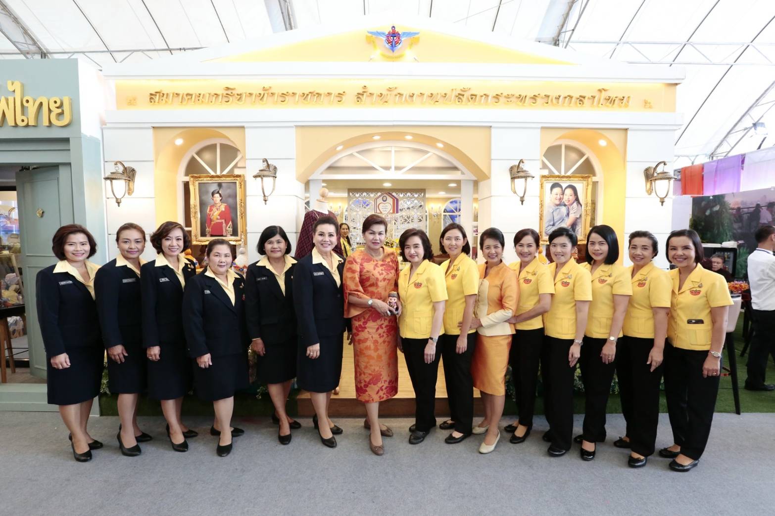 ๐๙๓ สมาคมภริยาฯ ร่วมออกร้านจำหน่ายสินค้าราคาถูกในงาน"เพื่อนพึ่ง (ภา) ๒๕๖๒" ระหว่างวันที่ ๕-๑๔ กรกฎาคม ๒๕๖๒ ที่ผ่านมา ในการนี้ คุณรมิดา อินทรเจริญ นายกสมาคมภริยาฯ และคณะกรรมการสมาคมฯ ผลัดเปลี่ยนมาเยี่ยมชม และช่วยจำหน่ายสินค้าฯ นอกจากนี้ยังได้เข้าร่วมกิจกรรมต่างๆ ของมูลนิธิเพื่อนพึ่ง(ภา) อาทิ กิจกรรมถวายพระพร ฯลฯ