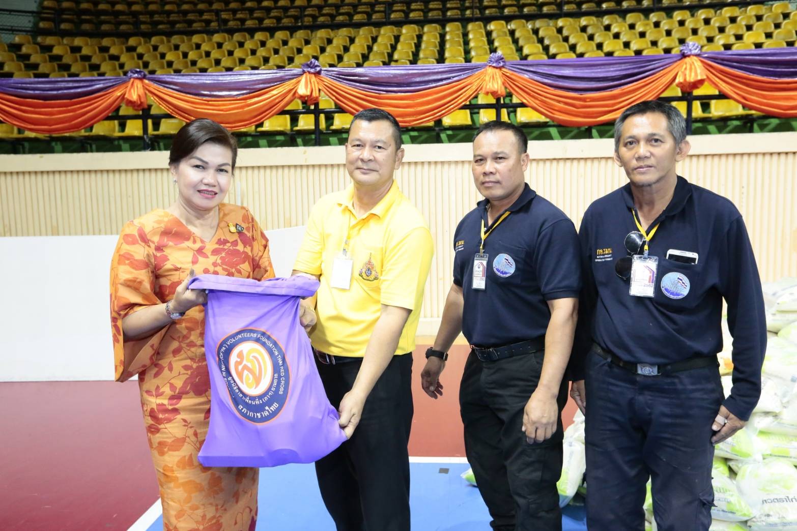 ๐๙๓ สมาคมภริยาฯ ร่วมออกร้านจำหน่ายสินค้าราคาถูกในงาน"เพื่อนพึ่ง (ภา) ๒๕๖๒" ระหว่างวันที่ ๕-๑๔ กรกฎาคม ๒๕๖๒ ที่ผ่านมา ในการนี้ คุณรมิดา อินทรเจริญ นายกสมาคมภริยาฯ และคณะกรรมการสมาคมฯ ผลัดเปลี่ยนมาเยี่ยมชม และช่วยจำหน่ายสินค้าฯ นอกจากนี้ยังได้เข้าร่วมกิจกรรมต่างๆ ของมูลนิธิเพื่อนพึ่ง(ภา) อาทิ กิจกรรมถวายพระพร ฯลฯ
