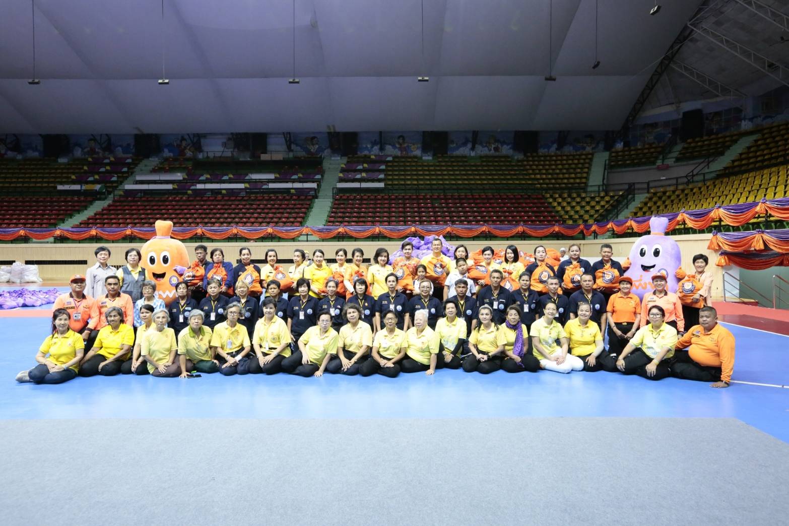 ๐๙๓ สมาคมภริยาฯ ร่วมออกร้านจำหน่ายสินค้าราคาถูกในงาน"เพื่อนพึ่ง (ภา) ๒๕๖๒" ระหว่างวันที่ ๕-๑๔ กรกฎาคม ๒๕๖๒ ที่ผ่านมา ในการนี้ คุณรมิดา อินทรเจริญ นายกสมาคมภริยาฯ และคณะกรรมการสมาคมฯ ผลัดเปลี่ยนมาเยี่ยมชม และช่วยจำหน่ายสินค้าฯ นอกจากนี้ยังได้เข้าร่วมกิจกรรมต่างๆ ของมูลนิธิเพื่อนพึ่ง(ภา) อาทิ กิจกรรมถวายพระพร ฯลฯ