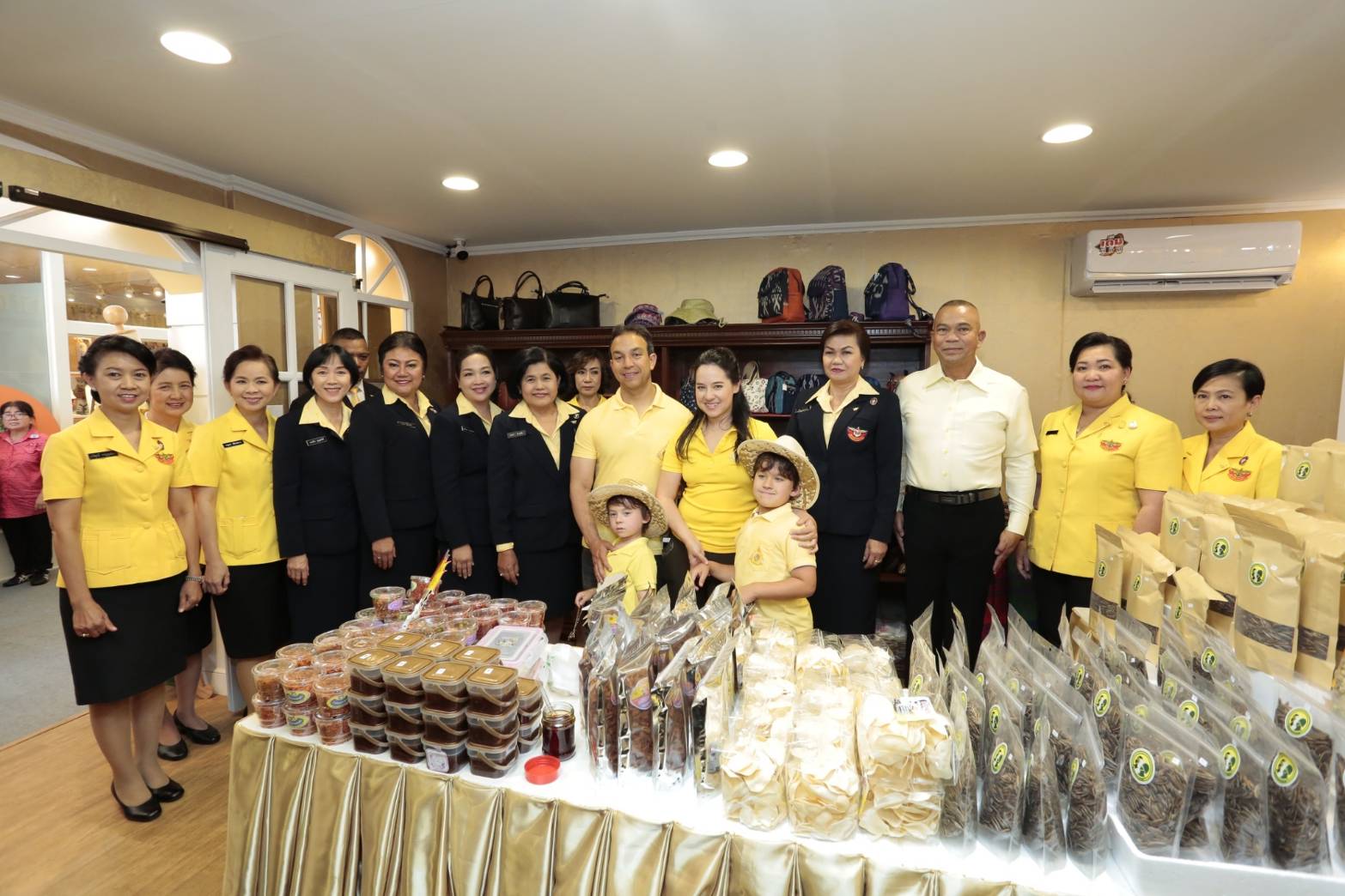 ๐๙๓ สมาคมภริยาฯ ร่วมออกร้านจำหน่ายสินค้าราคาถูกในงาน"เพื่อนพึ่ง (ภา) ๒๕๖๒" ระหว่างวันที่ ๕-๑๔ กรกฎาคม ๒๕๖๒ ที่ผ่านมา ในการนี้ คุณรมิดา อินทรเจริญ นายกสมาคมภริยาฯ และคณะกรรมการสมาคมฯ ผลัดเปลี่ยนมาเยี่ยมชม และช่วยจำหน่ายสินค้าฯ นอกจากนี้ยังได้เข้าร่วมกิจกรรมต่างๆ ของมูลนิธิเพื่อนพึ่ง(ภา) อาทิ กิจกรรมถวายพระพร ฯลฯ