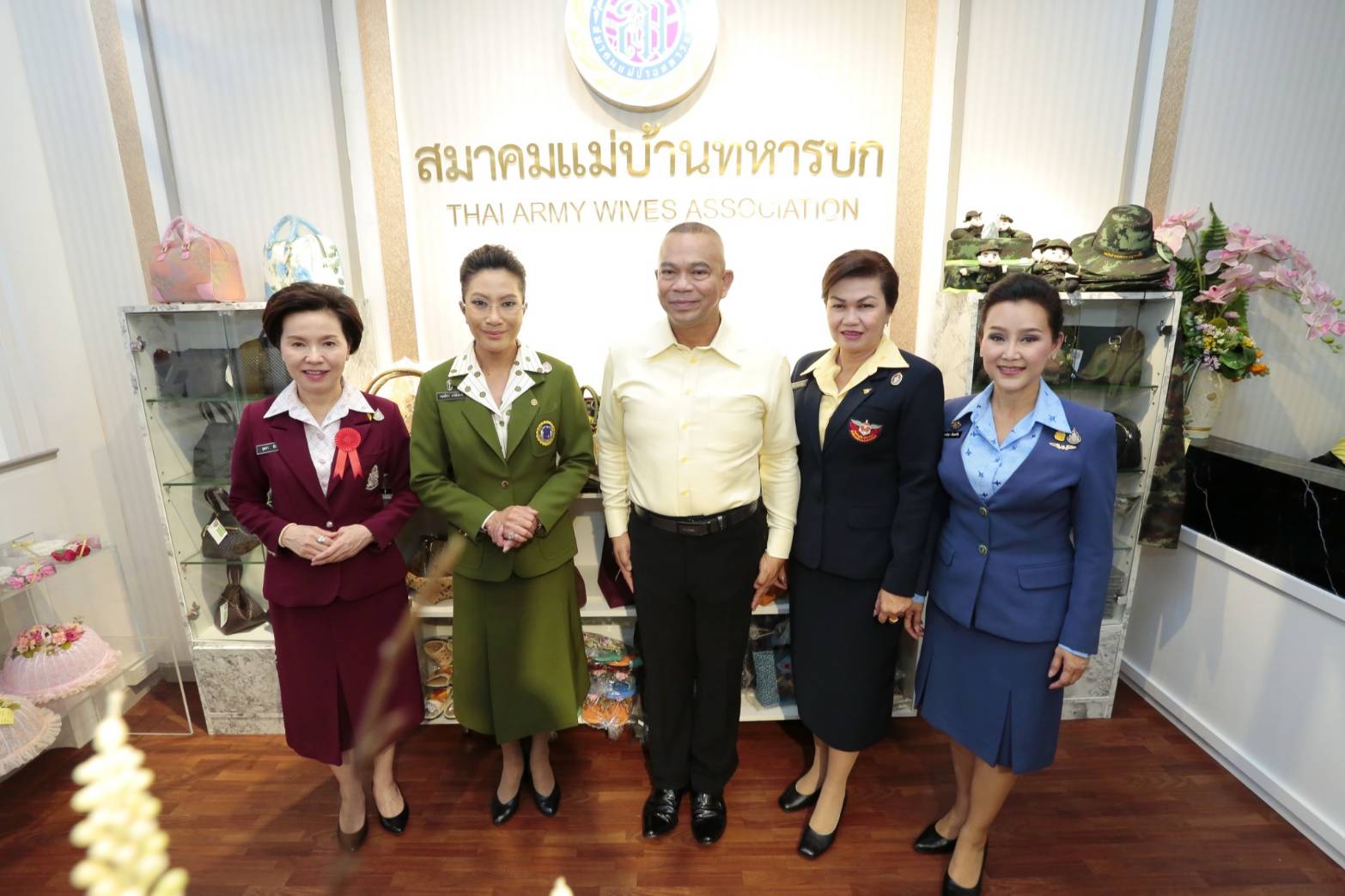 ๐๙๓ สมาคมภริยาฯ ร่วมออกร้านจำหน่ายสินค้าราคาถูกในงาน"เพื่อนพึ่ง (ภา) ๒๕๖๒" ระหว่างวันที่ ๕-๑๔ กรกฎาคม ๒๕๖๒ ที่ผ่านมา ในการนี้ คุณรมิดา อินทรเจริญ นายกสมาคมภริยาฯ และคณะกรรมการสมาคมฯ ผลัดเปลี่ยนมาเยี่ยมชม และช่วยจำหน่ายสินค้าฯ นอกจากนี้ยังได้เข้าร่วมกิจกรรมต่างๆ ของมูลนิธิเพื่อนพึ่ง(ภา) อาทิ กิจกรรมถวายพระพร ฯลฯ