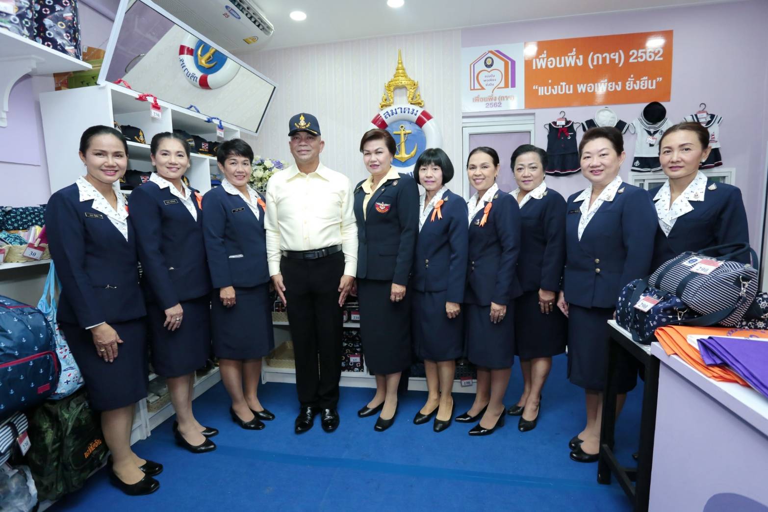 ๐๙๓ สมาคมภริยาฯ ร่วมออกร้านจำหน่ายสินค้าราคาถูกในงาน"เพื่อนพึ่ง (ภา) ๒๕๖๒" ระหว่างวันที่ ๕-๑๔ กรกฎาคม ๒๕๖๒ ที่ผ่านมา ในการนี้ คุณรมิดา อินทรเจริญ นายกสมาคมภริยาฯ และคณะกรรมการสมาคมฯ ผลัดเปลี่ยนมาเยี่ยมชม และช่วยจำหน่ายสินค้าฯ นอกจากนี้ยังได้เข้าร่วมกิจกรรมต่างๆ ของมูลนิธิเพื่อนพึ่ง(ภา) อาทิ กิจกรรมถวายพระพร ฯลฯ