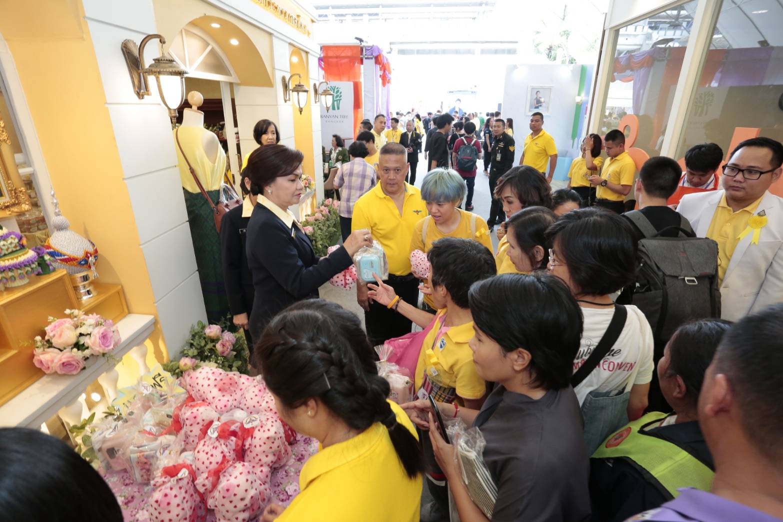 ๐๙๓ สมาคมภริยาฯ ร่วมออกร้านจำหน่ายสินค้าราคาถูกในงาน"เพื่อนพึ่ง (ภา) ๒๕๖๒" ระหว่างวันที่ ๕-๑๔ กรกฎาคม ๒๕๖๒ ที่ผ่านมา ในการนี้ คุณรมิดา อินทรเจริญ นายกสมาคมภริยาฯ และคณะกรรมการสมาคมฯ ผลัดเปลี่ยนมาเยี่ยมชม และช่วยจำหน่ายสินค้าฯ นอกจากนี้ยังได้เข้าร่วมกิจกรรมต่างๆ ของมูลนิธิเพื่อนพึ่ง(ภา) อาทิ กิจกรรมถวายพระพร ฯลฯ