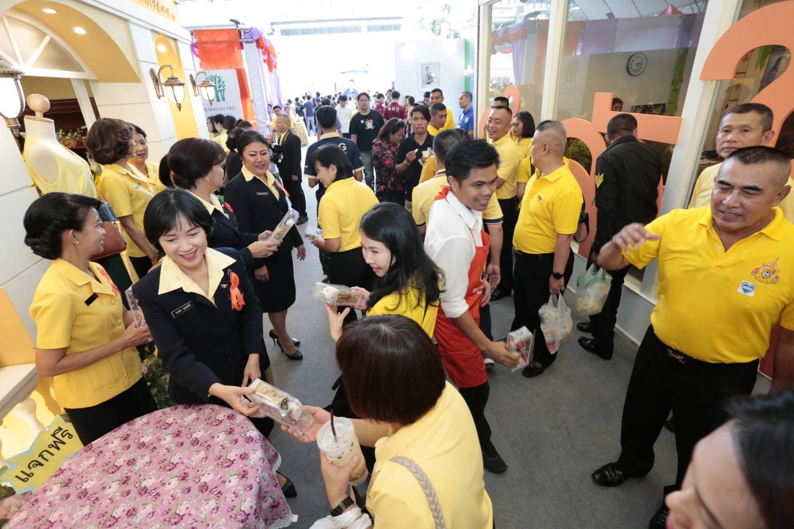 ๐๙๓ สมาคมภริยาฯ ร่วมออกร้านจำหน่ายสินค้าราคาถูกในงาน"เพื่อนพึ่ง (ภา) ๒๕๖๒" ระหว่างวันที่ ๕-๑๔ กรกฎาคม ๒๕๖๒ ที่ผ่านมา ในการนี้ คุณรมิดา อินทรเจริญ นายกสมาคมภริยาฯ และคณะกรรมการสมาคมฯ ผลัดเปลี่ยนมาเยี่ยมชม และช่วยจำหน่ายสินค้าฯ นอกจากนี้ยังได้เข้าร่วมกิจกรรมต่างๆ ของมูลนิธิเพื่อนพึ่ง(ภา) อาทิ กิจกรรมถวายพระพร ฯลฯ