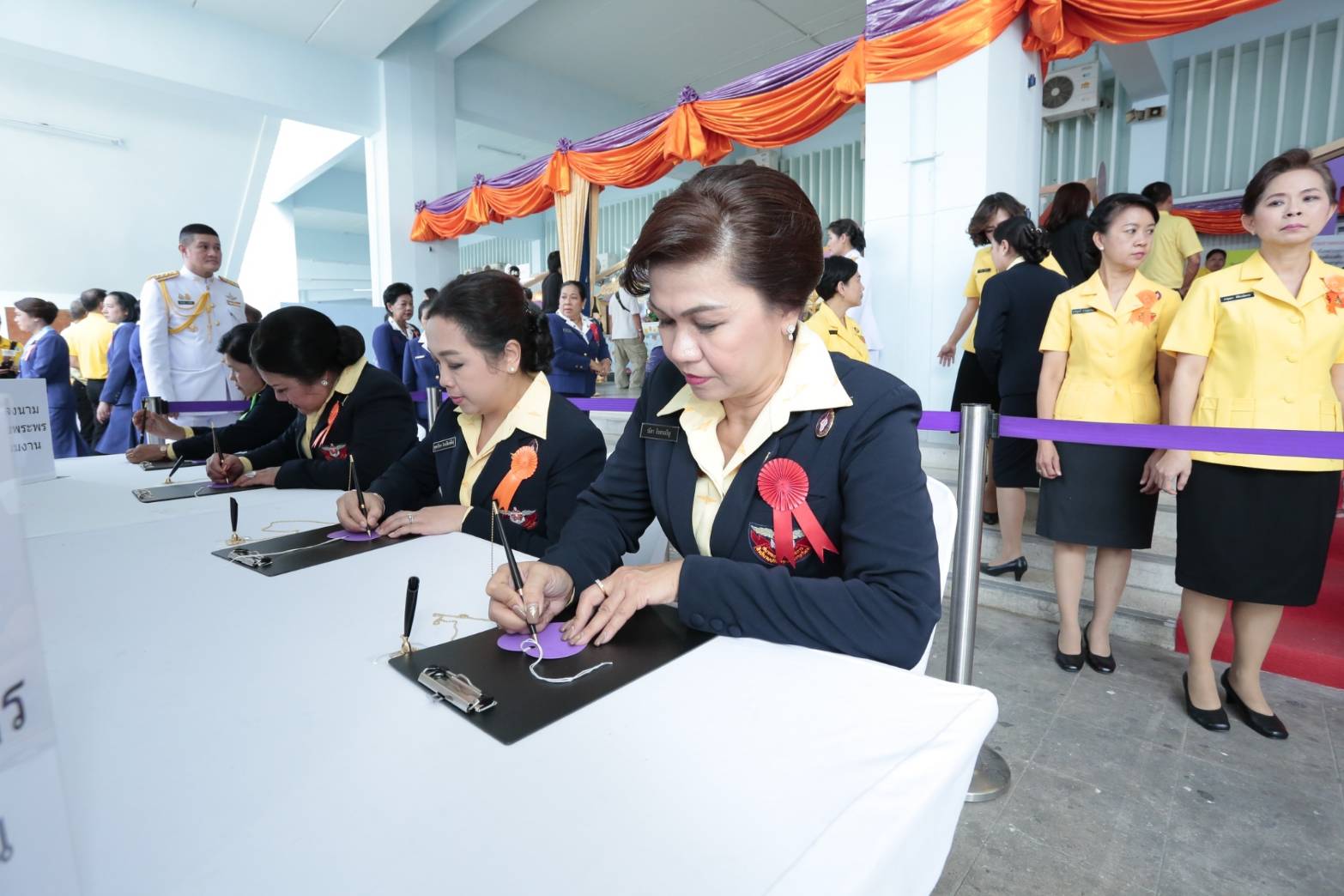 ๐๙๓ สมาคมภริยาฯ ร่วมออกร้านจำหน่ายสินค้าราคาถูกในงาน"เพื่อนพึ่ง (ภา) ๒๕๖๒" ระหว่างวันที่ ๕-๑๔ กรกฎาคม ๒๕๖๒ ที่ผ่านมา ในการนี้ คุณรมิดา อินทรเจริญ นายกสมาคมภริยาฯ และคณะกรรมการสมาคมฯ ผลัดเปลี่ยนมาเยี่ยมชม และช่วยจำหน่ายสินค้าฯ นอกจากนี้ยังได้เข้าร่วมกิจกรรมต่างๆ ของมูลนิธิเพื่อนพึ่ง(ภา) อาทิ กิจกรรมถวายพระพร ฯลฯ