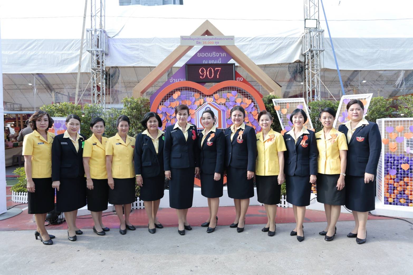 ๐๙๓ สมาคมภริยาฯ ร่วมออกร้านจำหน่ายสินค้าราคาถูกในงาน"เพื่อนพึ่ง (ภา) ๒๕๖๒" ระหว่างวันที่ ๕-๑๔ กรกฎาคม ๒๕๖๒ ที่ผ่านมา ในการนี้ คุณรมิดา อินทรเจริญ นายกสมาคมภริยาฯ และคณะกรรมการสมาคมฯ ผลัดเปลี่ยนมาเยี่ยมชม และช่วยจำหน่ายสินค้าฯ นอกจากนี้ยังได้เข้าร่วมกิจกรรมต่างๆ ของมูลนิธิเพื่อนพึ่ง(ภา) อาทิ กิจกรรมถวายพระพร ฯลฯ