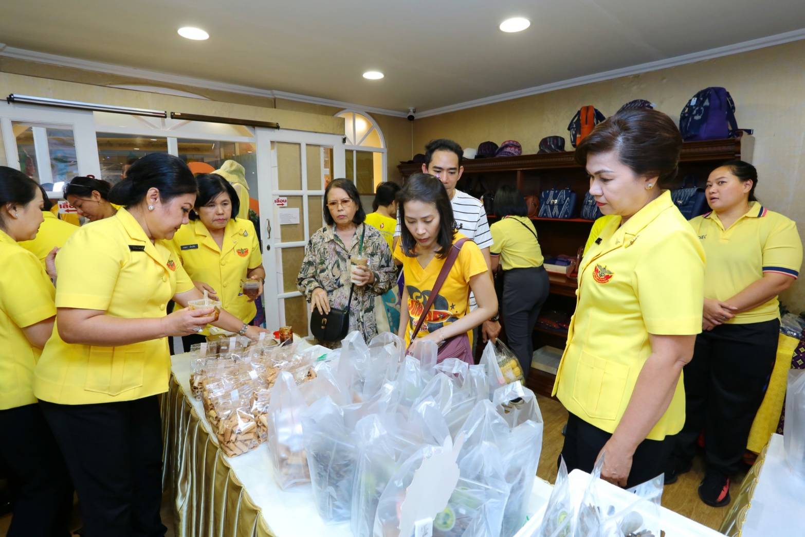๐๙๓ สมาคมภริยาฯ ร่วมออกร้านจำหน่ายสินค้าราคาถูกในงาน"เพื่อนพึ่ง (ภา) ๒๕๖๒" ระหว่างวันที่ ๕-๑๔ กรกฎาคม ๒๕๖๒ ที่ผ่านมา ในการนี้ คุณรมิดา อินทรเจริญ นายกสมาคมภริยาฯ และคณะกรรมการสมาคมฯ ผลัดเปลี่ยนมาเยี่ยมชม และช่วยจำหน่ายสินค้าฯ นอกจากนี้ยังได้เข้าร่วมกิจกรรมต่างๆ ของมูลนิธิเพื่อนพึ่ง(ภา) อาทิ กิจกรรมถวายพระพร ฯลฯ