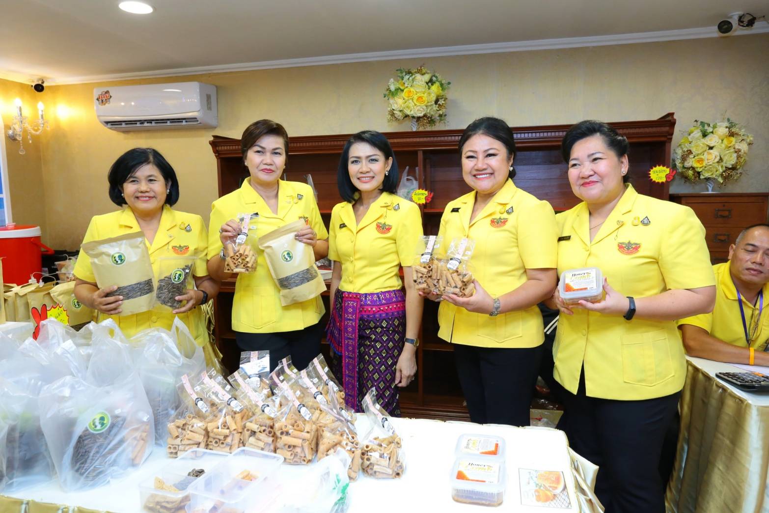 ๐๙๓ สมาคมภริยาฯ ร่วมออกร้านจำหน่ายสินค้าราคาถูกในงาน"เพื่อนพึ่ง (ภา) ๒๕๖๒" ระหว่างวันที่ ๕-๑๔ กรกฎาคม ๒๕๖๒ ที่ผ่านมา ในการนี้ คุณรมิดา อินทรเจริญ นายกสมาคมภริยาฯ และคณะกรรมการสมาคมฯ ผลัดเปลี่ยนมาเยี่ยมชม และช่วยจำหน่ายสินค้าฯ นอกจากนี้ยังได้เข้าร่วมกิจกรรมต่างๆ ของมูลนิธิเพื่อนพึ่ง(ภา) อาทิ กิจกรรมถวายพระพร ฯลฯ