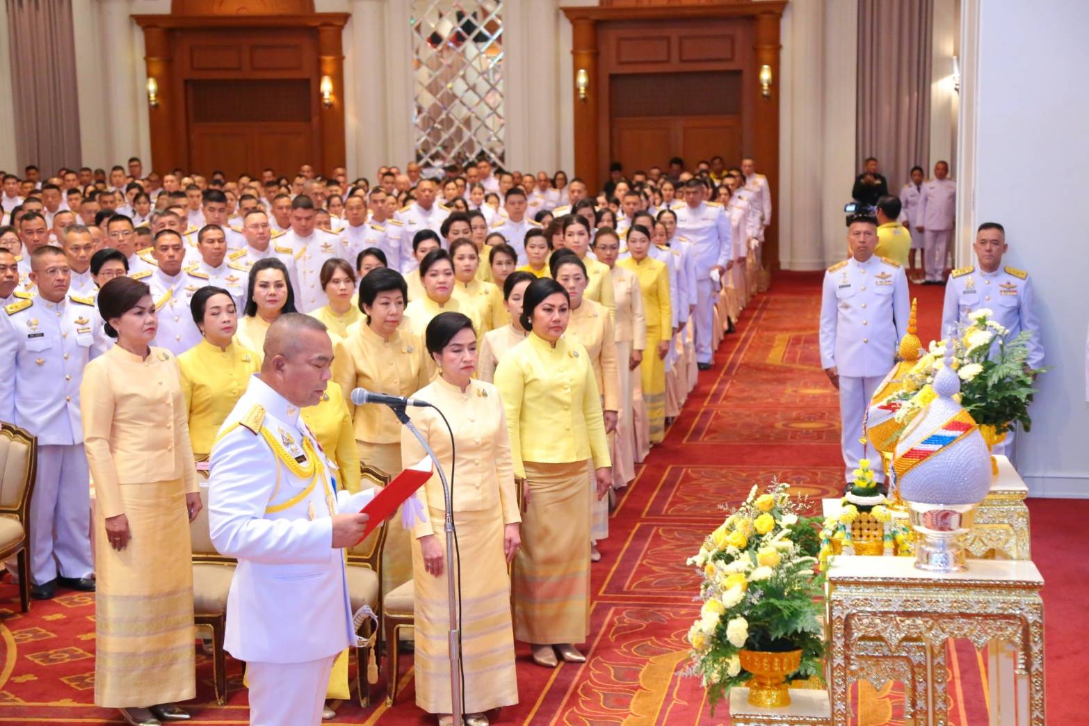 ๐๙๙ เมื่อวันที่ ๒๗ กรกฎาคม ๒๕๖๒ นายกสมาคมภริยาฯ พร้อมด้วยคณะกรรมการ ฯ ร่วมกิจกรรมเฉลิมพระเกียรติ พิธีเจริญพระพุทธมนต์ถวายพระพรชัยมงคล พิธีทำบุญตักบาตรพระสงฆ์และสามเณร ถวายพระราชกุศล และพิธีลงนามถวายพระพรชัยมงคล เนื่องใน วันเฉลิมพระชนมพรรษา พระบาทสมเด็จพระวชิรเกล้าเจ้าอยู่หัว ๖๗ พรรษา ๒๘ กรกฎาคม ในวันเสาร์ที่ ๒๗ กรกฎาคม ๒๕๖๒ ณ ห้องพินิตประชานาถ ในศาลาว่าการกลาโหม