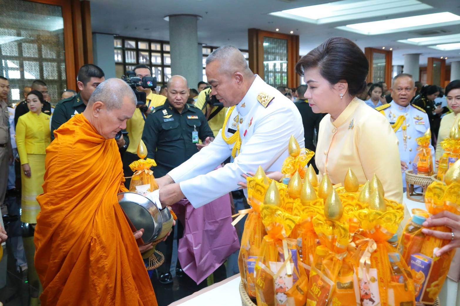 ๐๙๙ เมื่อวันที่ ๒๗ กรกฎาคม ๒๕๖๒ นายกสมาคมภริยาฯ พร้อมด้วยคณะกรรมการ ฯ ร่วมกิจกรรมเฉลิมพระเกียรติ พิธีเจริญพระพุทธมนต์ถวายพระพรชัยมงคล พิธีทำบุญตักบาตรพระสงฆ์และสามเณร ถวายพระราชกุศล และพิธีลงนามถวายพระพรชัยมงคล เนื่องใน วันเฉลิมพระชนมพรรษา พระบาทสมเด็จพระวชิรเกล้าเจ้าอยู่หัว ๖๗ พรรษา ๒๘ กรกฎาคม ในวันเสาร์ที่ ๒๗ กรกฎาคม ๒๕๖๒ ณ ห้องพินิตประชานาถ ในศาลาว่าการกลาโหม