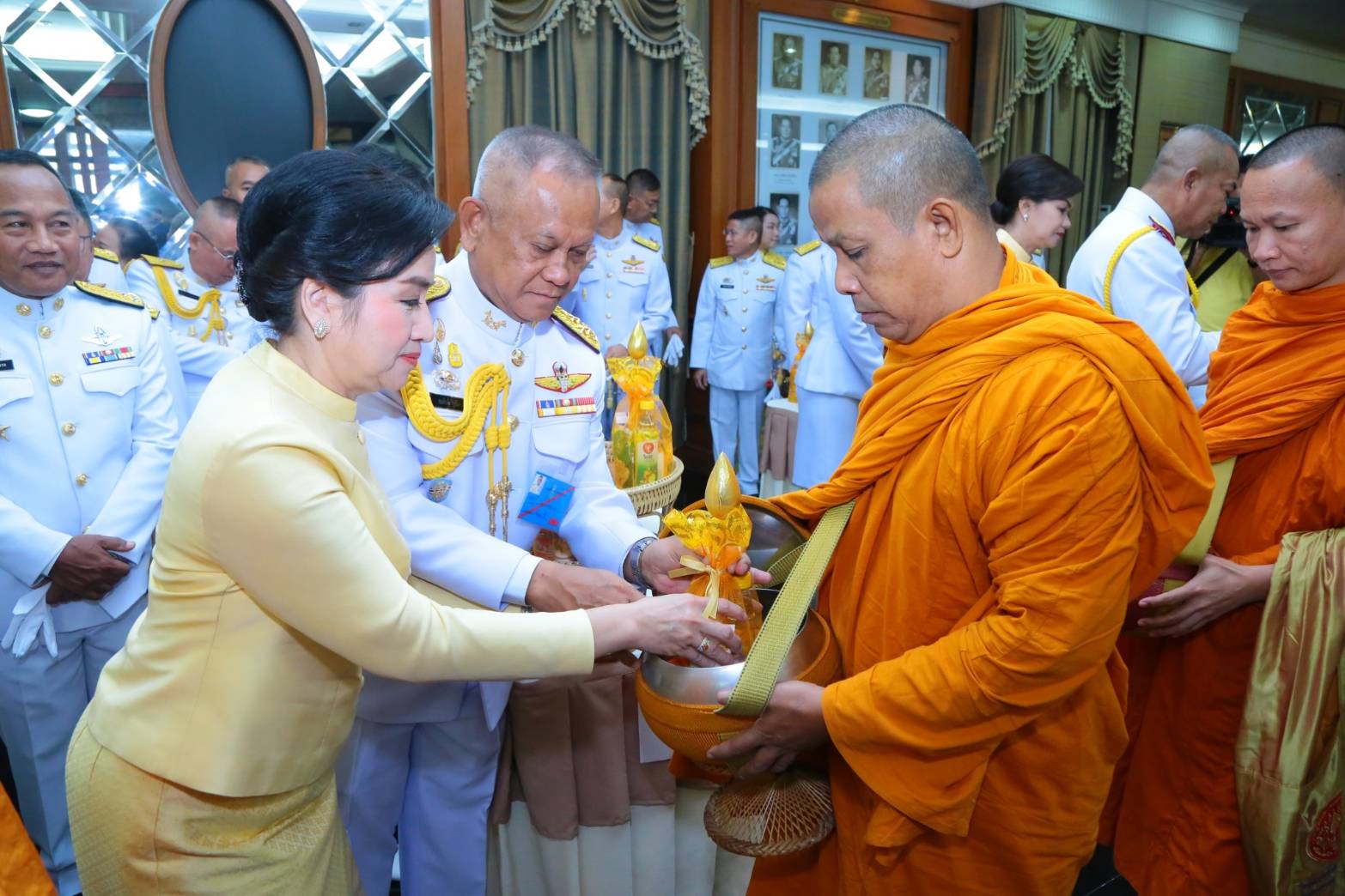 ๐๙๙ เมื่อวันที่ ๒๗ กรกฎาคม ๒๕๖๒ นายกสมาคมภริยาฯ พร้อมด้วยคณะกรรมการ ฯ ร่วมกิจกรรมเฉลิมพระเกียรติ พิธีเจริญพระพุทธมนต์ถวายพระพรชัยมงคล พิธีทำบุญตักบาตรพระสงฆ์และสามเณร ถวายพระราชกุศล และพิธีลงนามถวายพระพรชัยมงคล เนื่องใน วันเฉลิมพระชนมพรรษา พระบาทสมเด็จพระวชิรเกล้าเจ้าอยู่หัว ๖๗ พรรษา ๒๘ กรกฎาคม ในวันเสาร์ที่ ๒๗ กรกฎาคม ๒๕๖๒ ณ ห้องพินิตประชานาถ ในศาลาว่าการกลาโหม