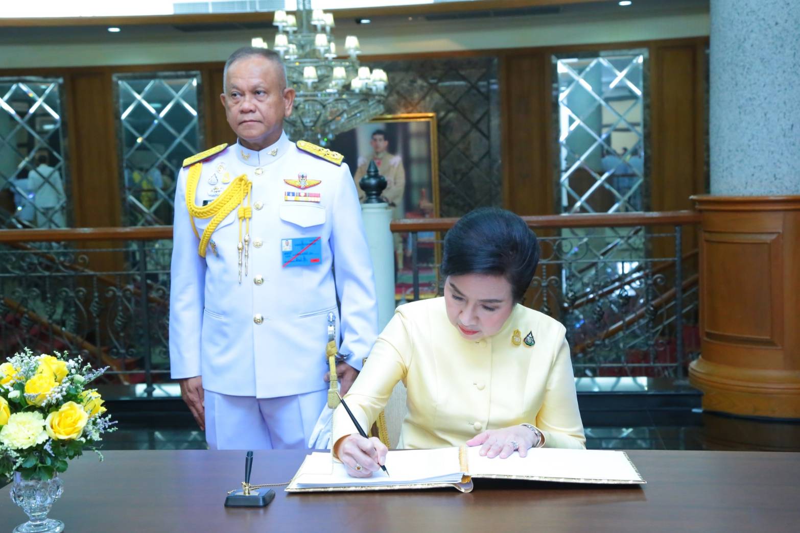๐๙๙ เมื่อวันที่ ๒๗ กรกฎาคม ๒๕๖๒ นายกสมาคมภริยาฯ พร้อมด้วยคณะกรรมการ ฯ ร่วมกิจกรรมเฉลิมพระเกียรติ พิธีเจริญพระพุทธมนต์ถวายพระพรชัยมงคล พิธีทำบุญตักบาตรพระสงฆ์และสามเณร ถวายพระราชกุศล และพิธีลงนามถวายพระพรชัยมงคล เนื่องใน วันเฉลิมพระชนมพรรษา พระบาทสมเด็จพระวชิรเกล้าเจ้าอยู่หัว ๖๗ พรรษา ๒๘ กรกฎาคม ในวันเสาร์ที่ ๒๗ กรกฎาคม ๒๕๖๒ ณ ห้องพินิตประชานาถ ในศาลาว่าการกลาโหม