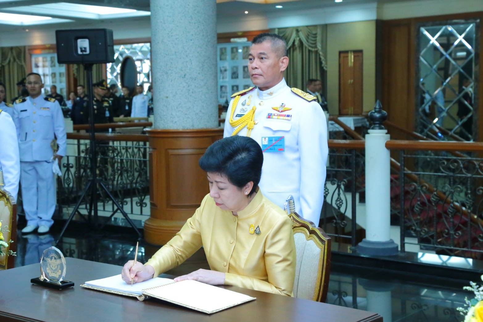 ๐๙๙ เมื่อวันที่ ๒๗ กรกฎาคม ๒๕๖๒ นายกสมาคมภริยาฯ พร้อมด้วยคณะกรรมการ ฯ ร่วมกิจกรรมเฉลิมพระเกียรติ พิธีเจริญพระพุทธมนต์ถวายพระพรชัยมงคล พิธีทำบุญตักบาตรพระสงฆ์และสามเณร ถวายพระราชกุศล และพิธีลงนามถวายพระพรชัยมงคล เนื่องใน วันเฉลิมพระชนมพรรษา พระบาทสมเด็จพระวชิรเกล้าเจ้าอยู่หัว ๖๗ พรรษา ๒๘ กรกฎาคม ในวันเสาร์ที่ ๒๗ กรกฎาคม ๒๕๖๒ ณ ห้องพินิตประชานาถ ในศาลาว่าการกลาโหม