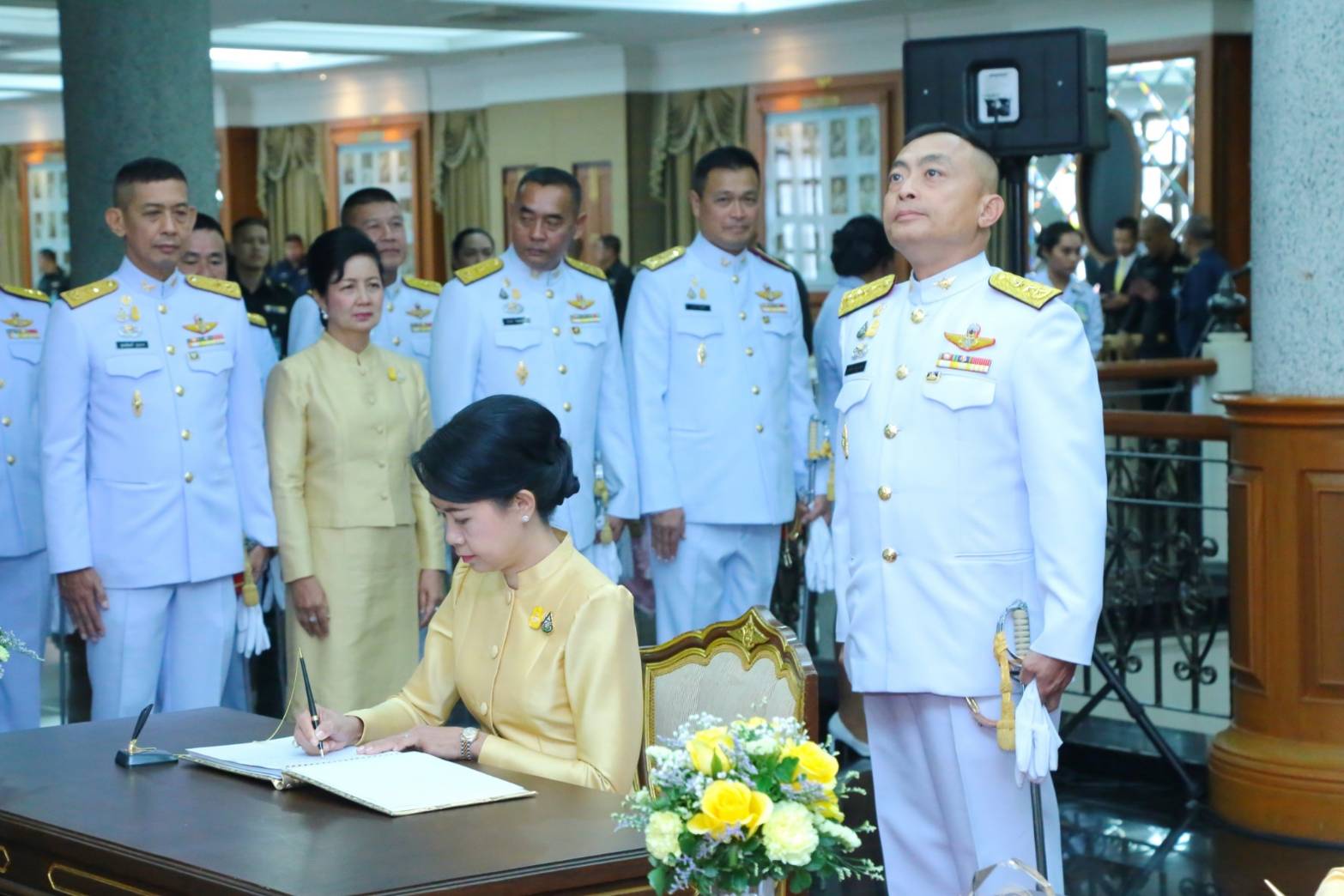๐๙๙ เมื่อวันที่ ๒๗ กรกฎาคม ๒๕๖๒ นายกสมาคมภริยาฯ พร้อมด้วยคณะกรรมการ ฯ ร่วมกิจกรรมเฉลิมพระเกียรติ พิธีเจริญพระพุทธมนต์ถวายพระพรชัยมงคล พิธีทำบุญตักบาตรพระสงฆ์และสามเณร ถวายพระราชกุศล และพิธีลงนามถวายพระพรชัยมงคล เนื่องใน วันเฉลิมพระชนมพรรษา พระบาทสมเด็จพระวชิรเกล้าเจ้าอยู่หัว ๖๗ พรรษา ๒๘ กรกฎาคม ในวันเสาร์ที่ ๒๗ กรกฎาคม ๒๕๖๒ ณ ห้องพินิตประชานาถ ในศาลาว่าการกลาโหม