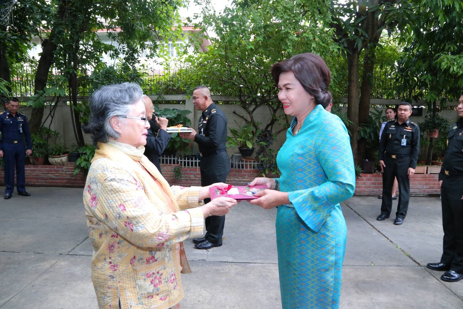 ๐๔๑ เมื่อวันที่ ๓ มกราคม ๒๕๖๒ นายกสมาคมภริยาฯ พร้อมด้วยคณะกรรมการฯ ร่วมคณะ พลเอกณัฐ อินทรเจริญ ปลัดกระทรวงกลาโหม เข้าอำนวยพรและขอรับพรจาก พลเอกวันชัย เรืองตระกูล อดีตปลัดกระทรวงกลาโหม และคุณหญิงสรัสนันท์ เรืองตระกูล อดีตนายกสมาคมฯ เนื่องในโอกาสวันขึ้นปีใหม่ พุทธศักราช ๒๕๖๒ ณ บ้านพัก เขตพญาไท กรุงเทพฯ