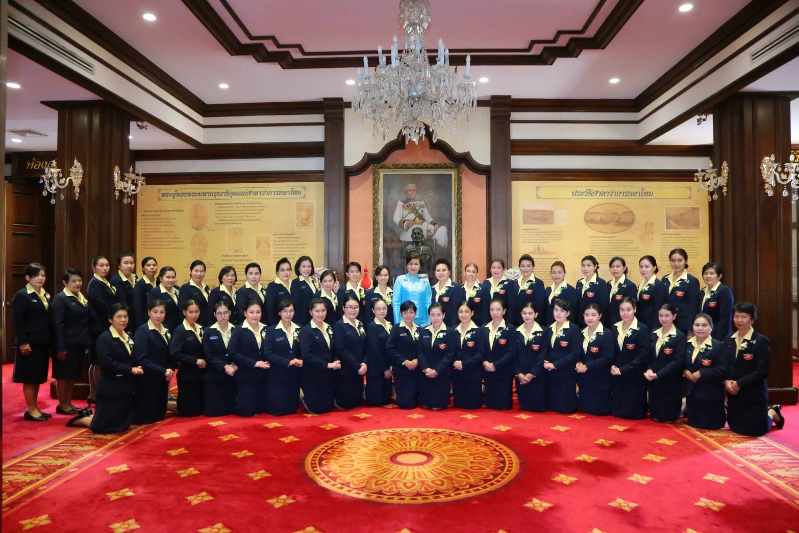 ๑๑๒ เมื่อวันที่ ๑๒ สิงหาคม ๒๕๖๒ ทพ.หญิงปาริสุทธิ์ หาญพูนวิทยา เป็นผู้แทนนายกสมาคมภริยาฯ พร้อมด้วยคณะกรรมการฯ และสมาชิกวิสามัญฯ ร่วมเดินริ้วขบวน และจุดเทียนชัยถวายพระพร โดยมีคุณธนพร พฤกษาไพรบูลย์ เป็นผู้แทนนายกสมาคมฯ อัญเชิญเครื่องราชสักการะถวายพระพรชัยมงคล สมเด็จพระนางเจ้าสิริกิติ์ พระบรมราชินีนาถ พระบรมราชชนนีพันปีหลวง เนื่องในโอกาสมหามงคลเฉลิมพระชนมพรรษา ๘๗ พรรษา ณ มลฑลพิธีท้องสนามหลวง